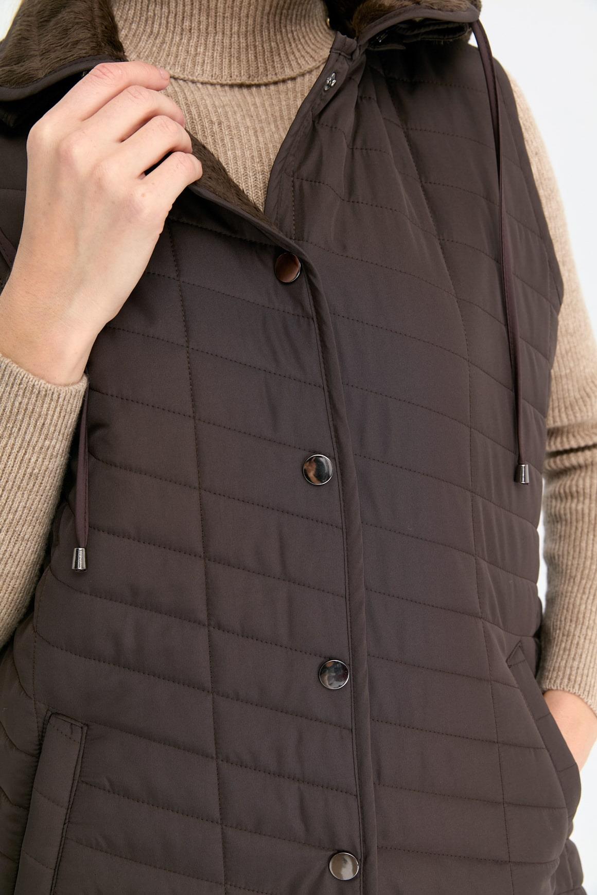 24422Kadın Kapüşonlu Yan Cepli Kapitone Yelek Kahve