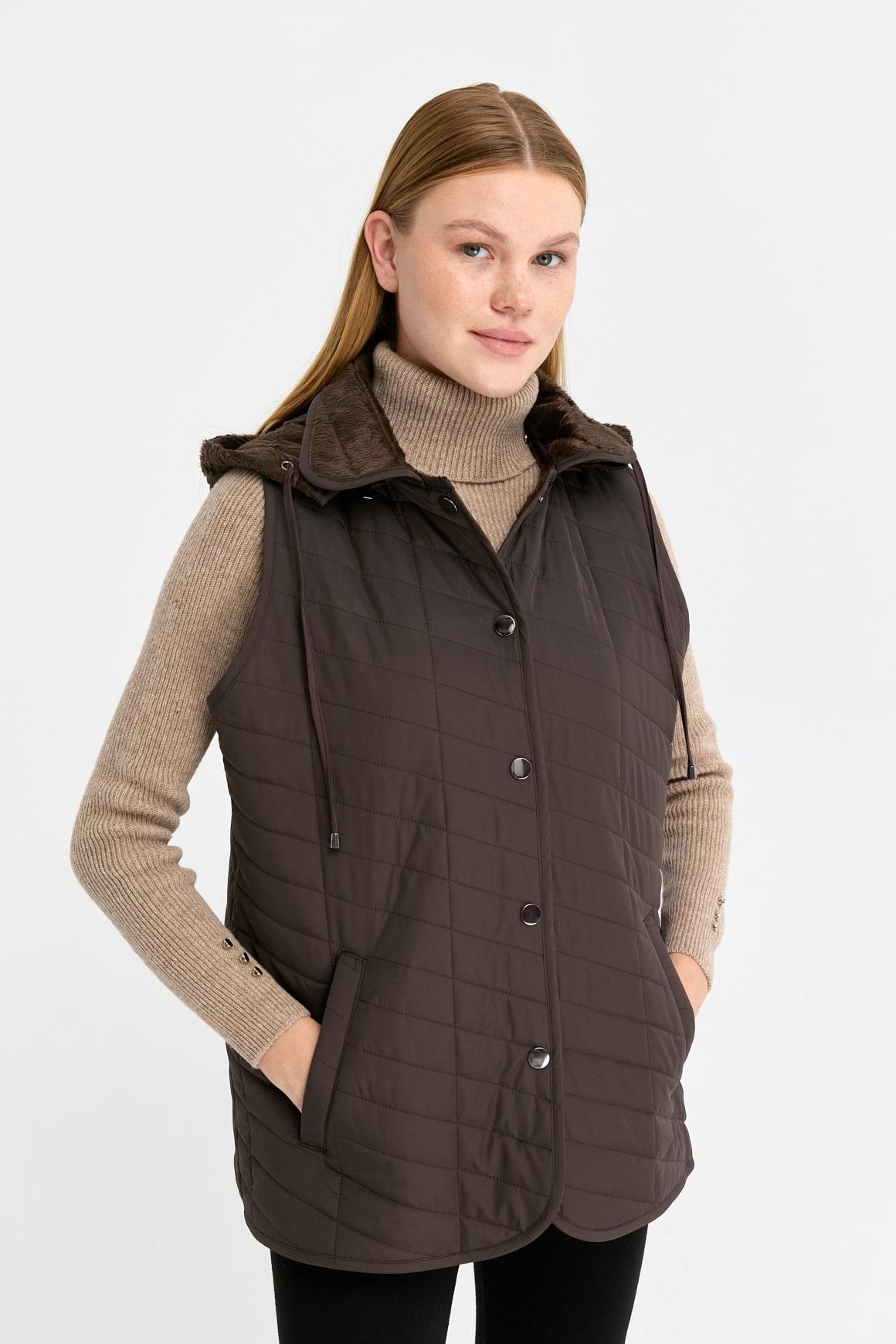 24422Kadın Kapüşonlu Yan Cepli Kapitone Yelek Kahve