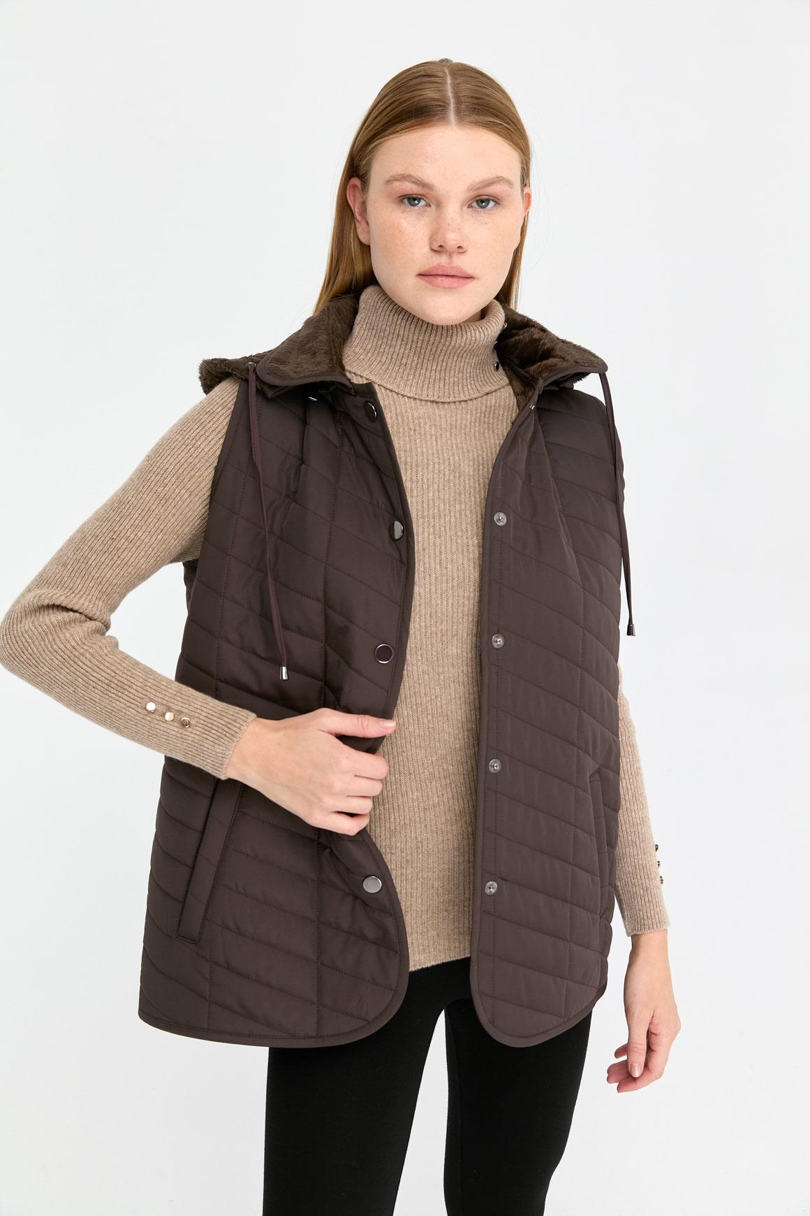 24422Kadın Kapüşonlu Yan Cepli Kapitone Yelek Kahve