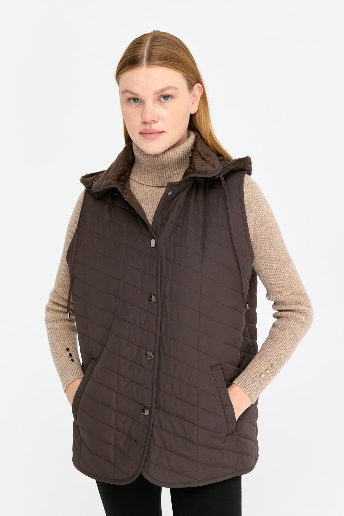 24422Kadın Kapüşonlu Yan Cepli Kapitone Yelek Kahve