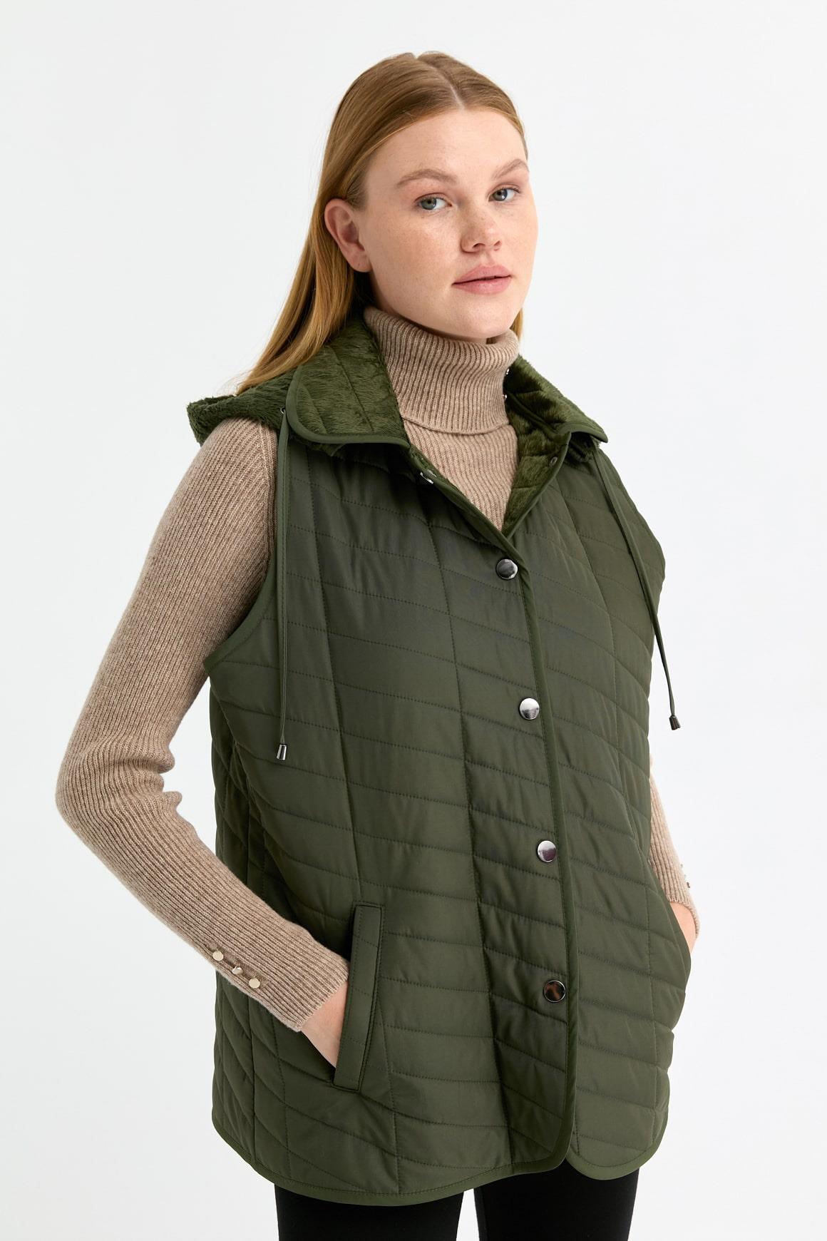 24422Kadın Kapüşonlu Yan Cepli Kapitone Yelek Haki