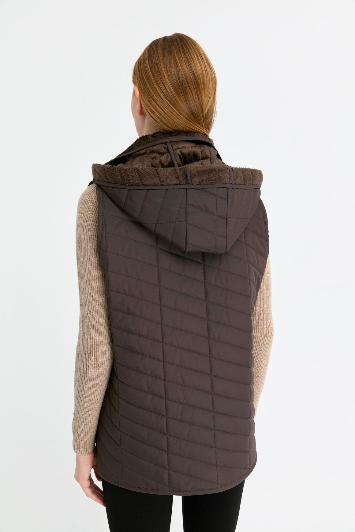24422Kadın Kapüşonlu Yan Cepli Kapitone Yelek Kahve