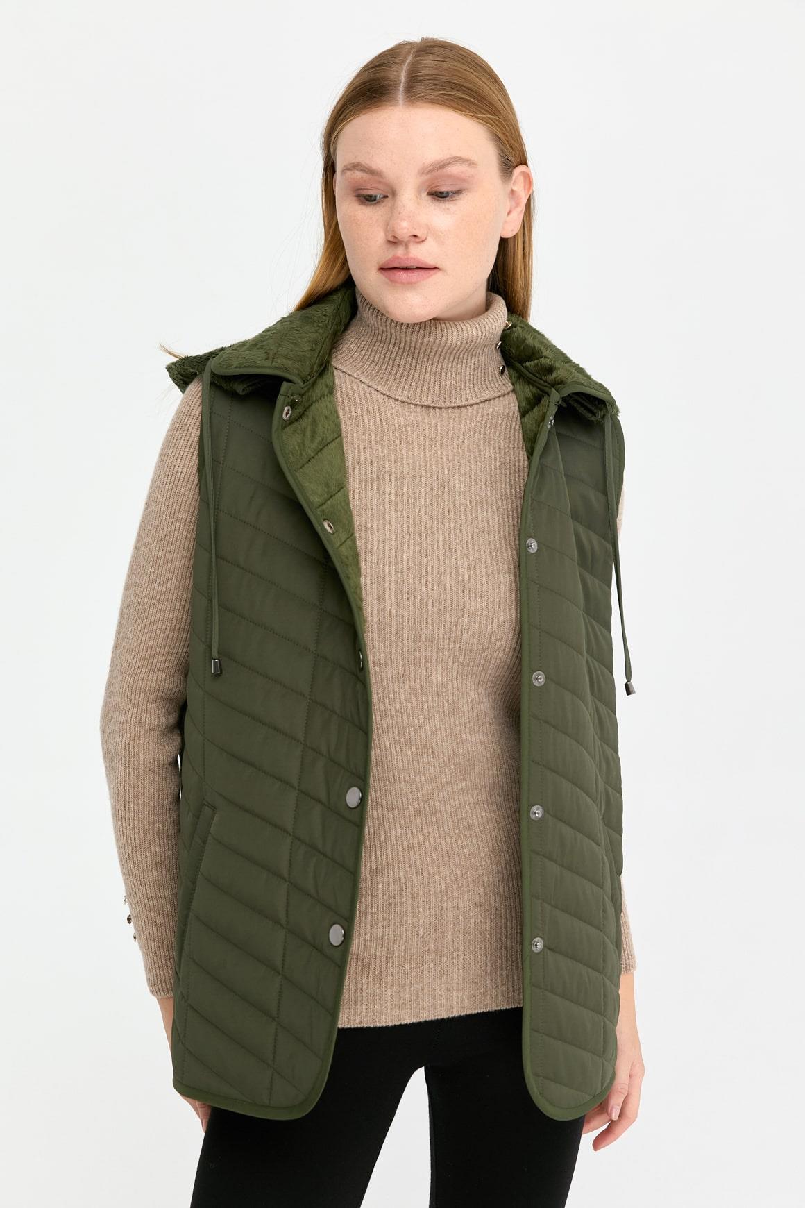 24422Kadın Kapüşonlu Yan Cepli Kapitone Yelek Haki