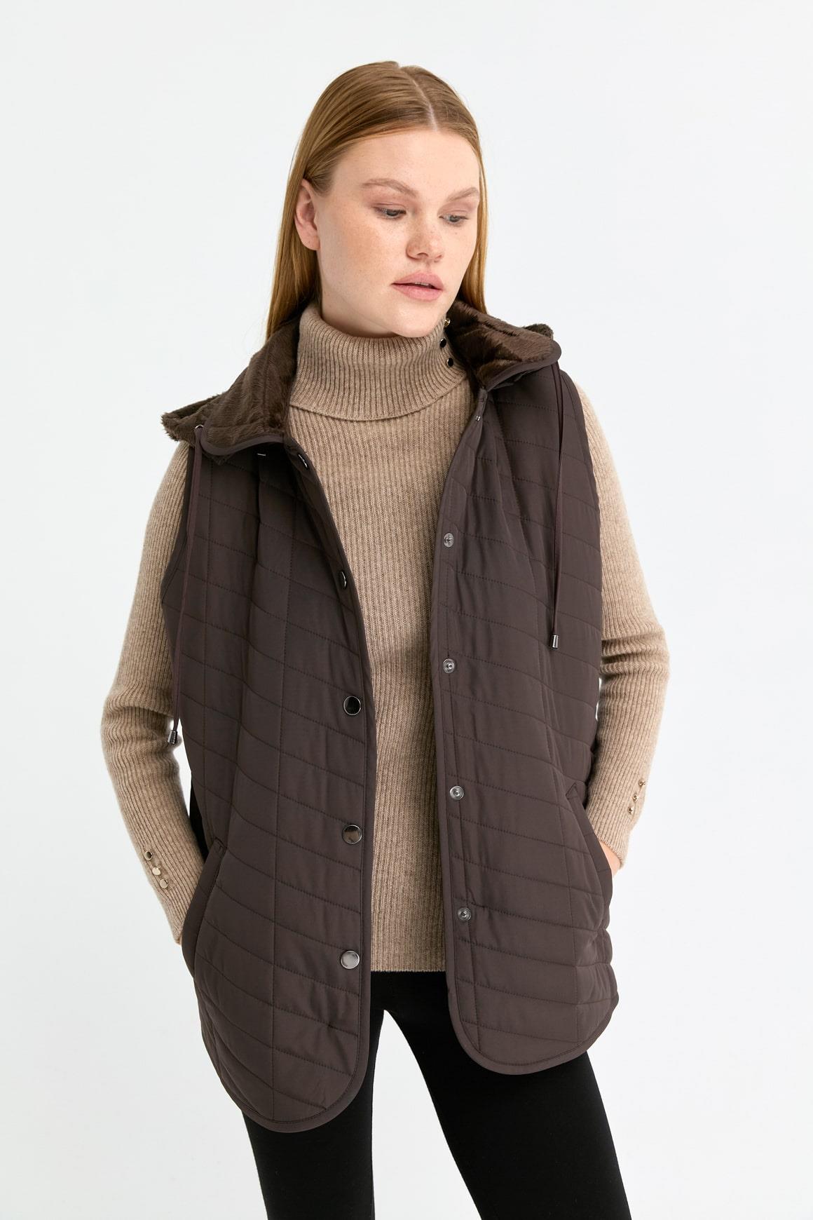 24422Kadın Kapüşonlu Yan Cepli Kapitone Yelek Kahve