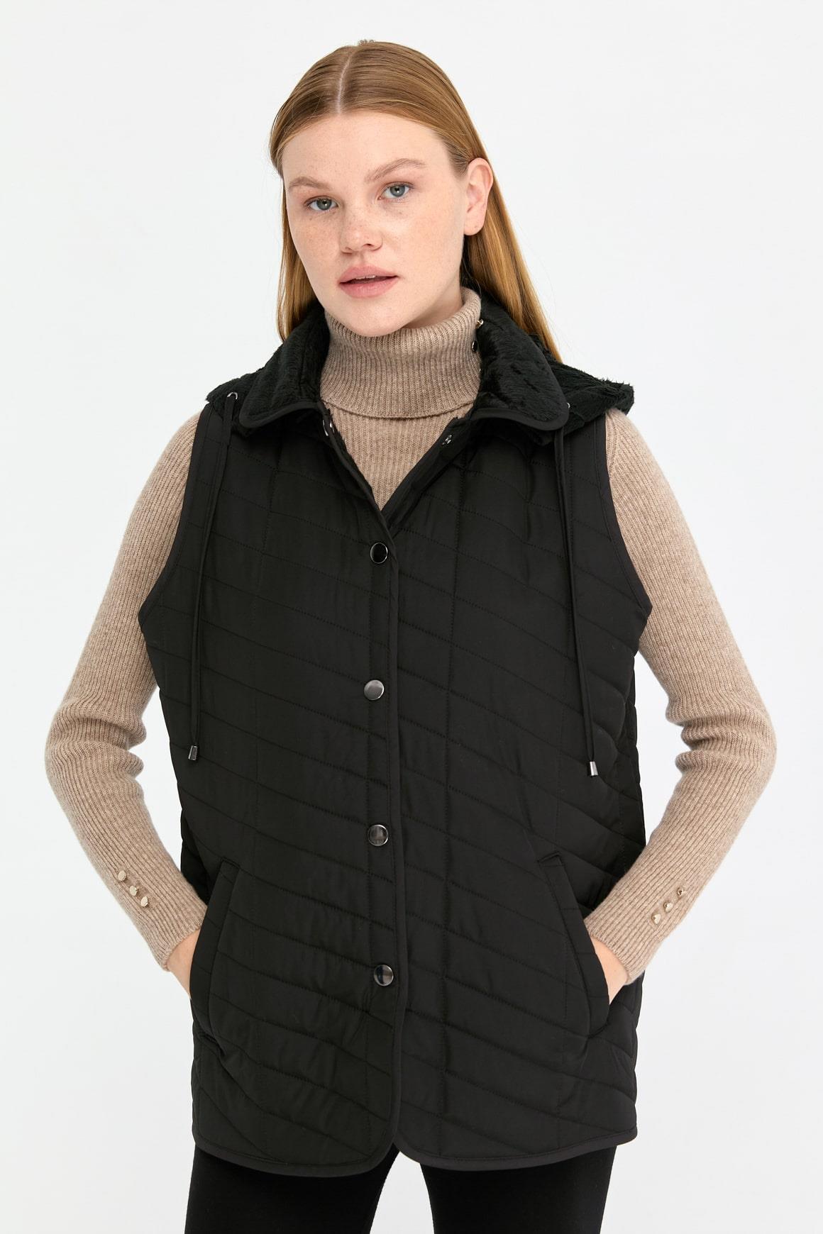 24422Kadın Kapüşonlu Yan Cepli Kapitone Yelek Siyah