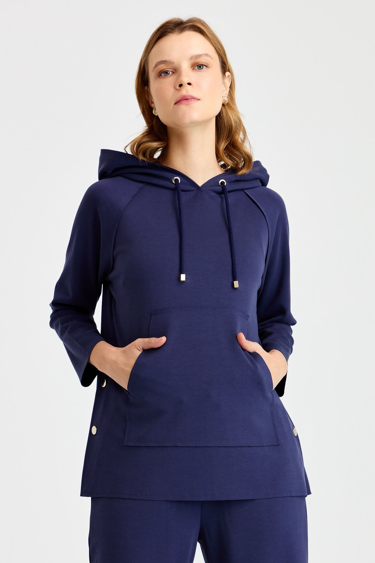 KMK23004Женский свитшот с капюшоном и боковыми карманами на кнопках