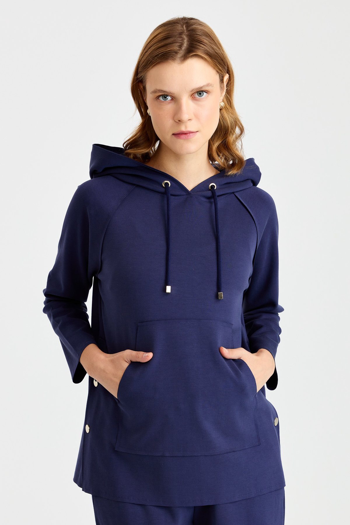 KMK23004Женский свитшот с капюшоном и боковыми карманами на кнопках