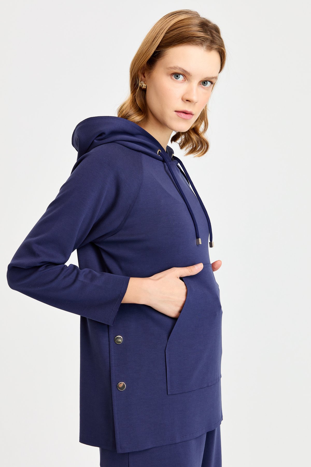 KMK23004Женский свитшот с капюшоном и боковыми карманами на кнопках