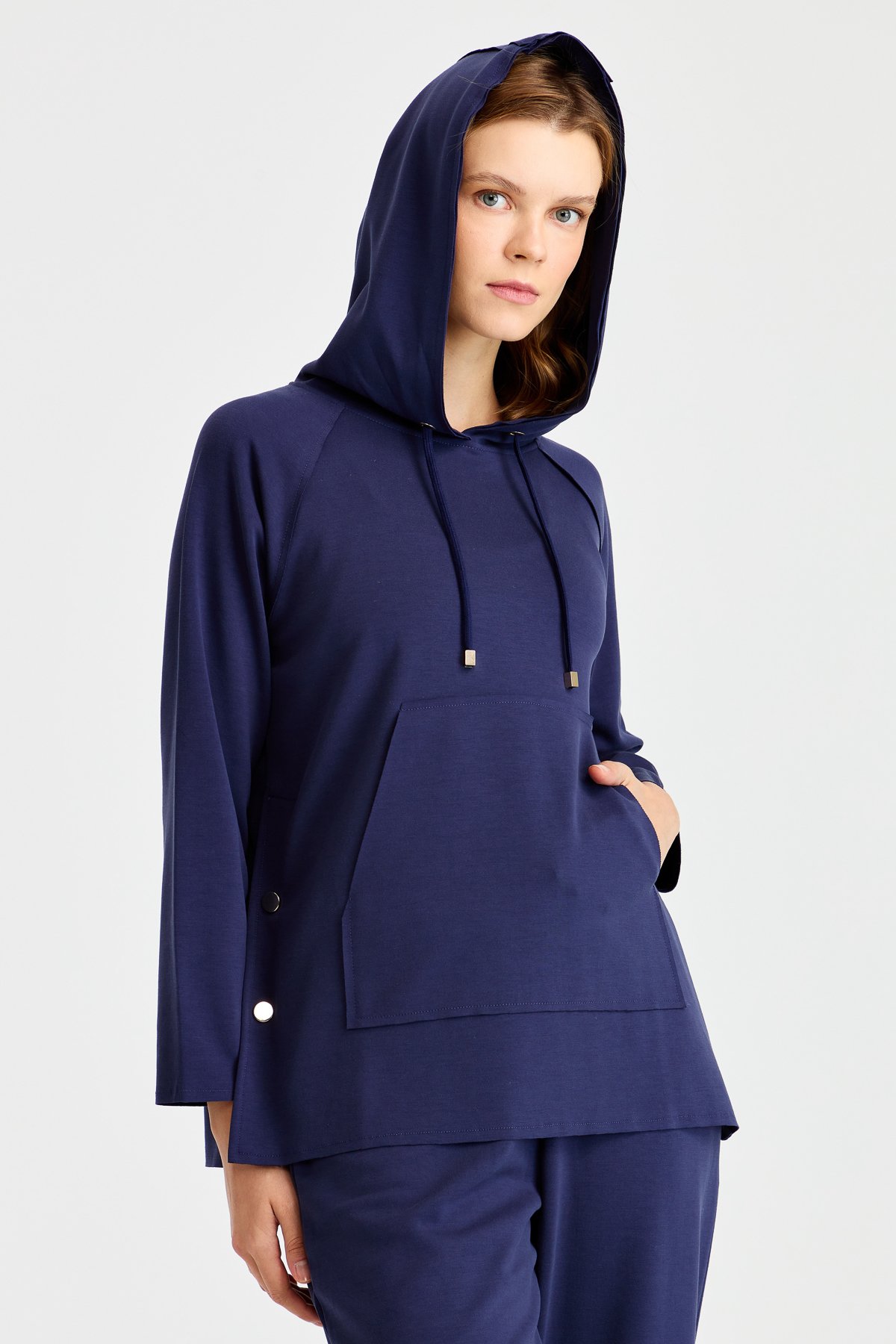 KMK23004Женский свитшот с капюшоном и боковыми карманами на кнопках