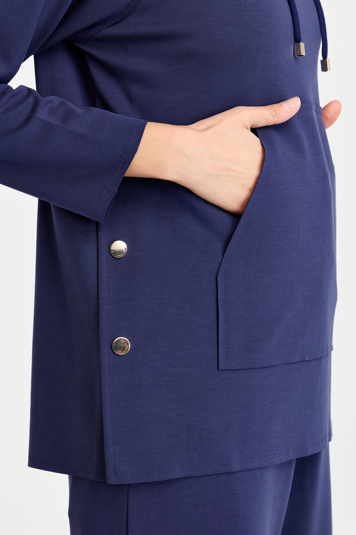 KMK23004Женский свитшот с капюшоном и боковыми карманами на кнопках