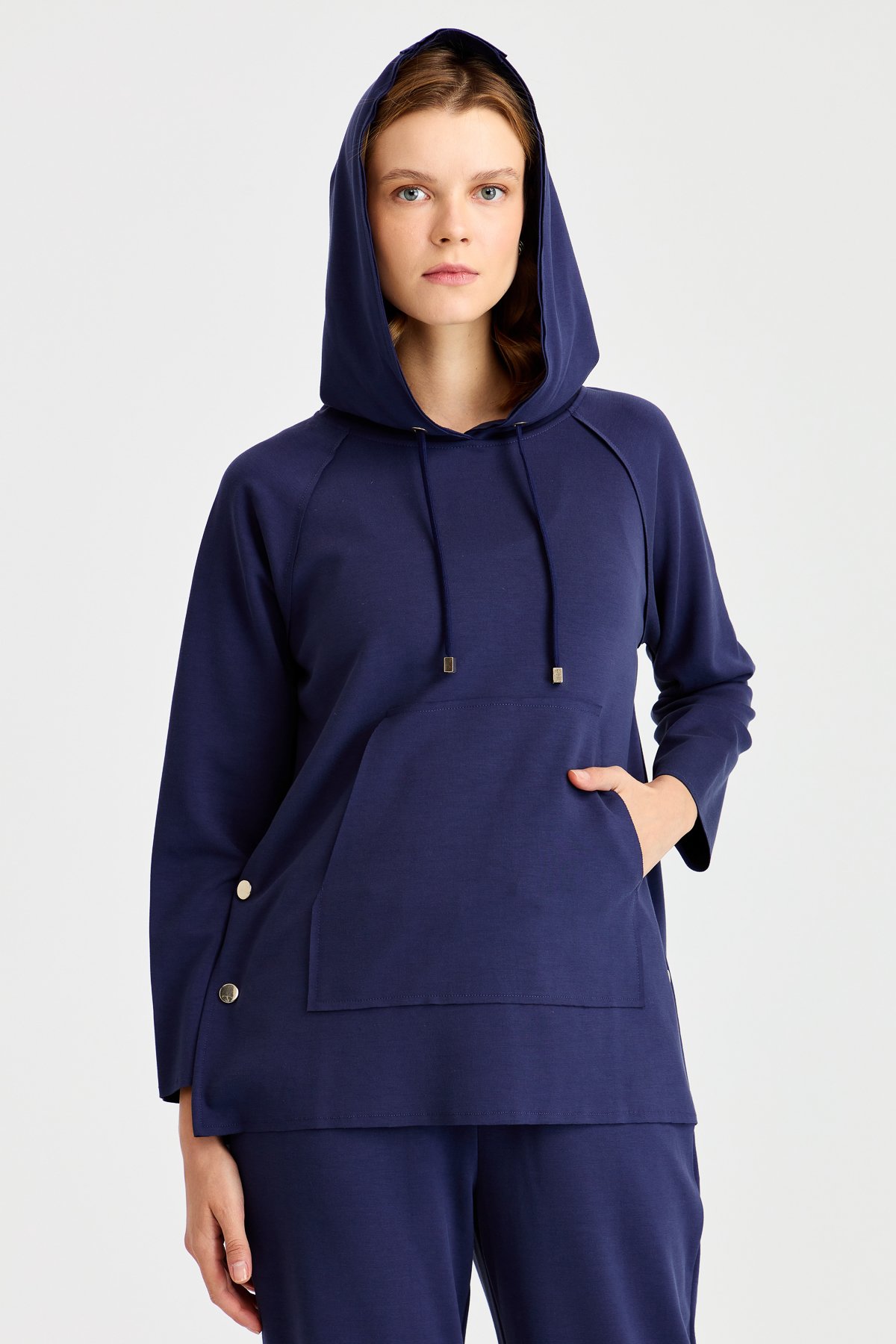 KMK23004Женский свитшот с капюшоном и боковыми карманами на кнопках