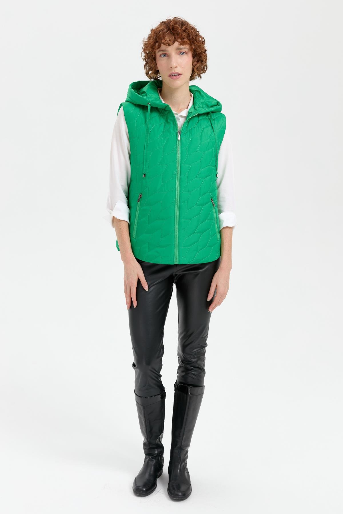 24415Kadın Kapüşonlu Yaprak Desenli Kısa Kapitone Yelek Yeşil