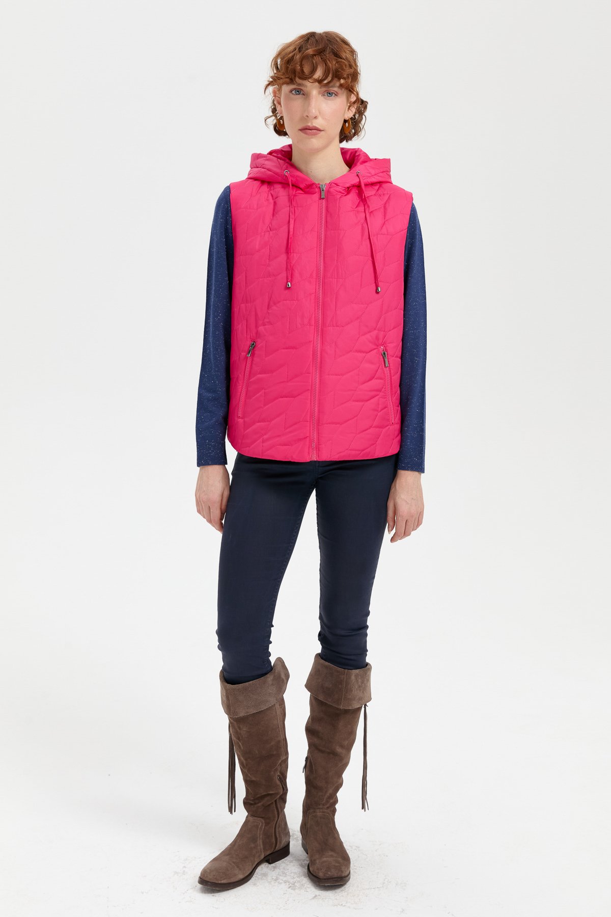 24415Kadın Kapüşonlu Yaprak Desenli Kısa Kapitone Yelek Fuşya