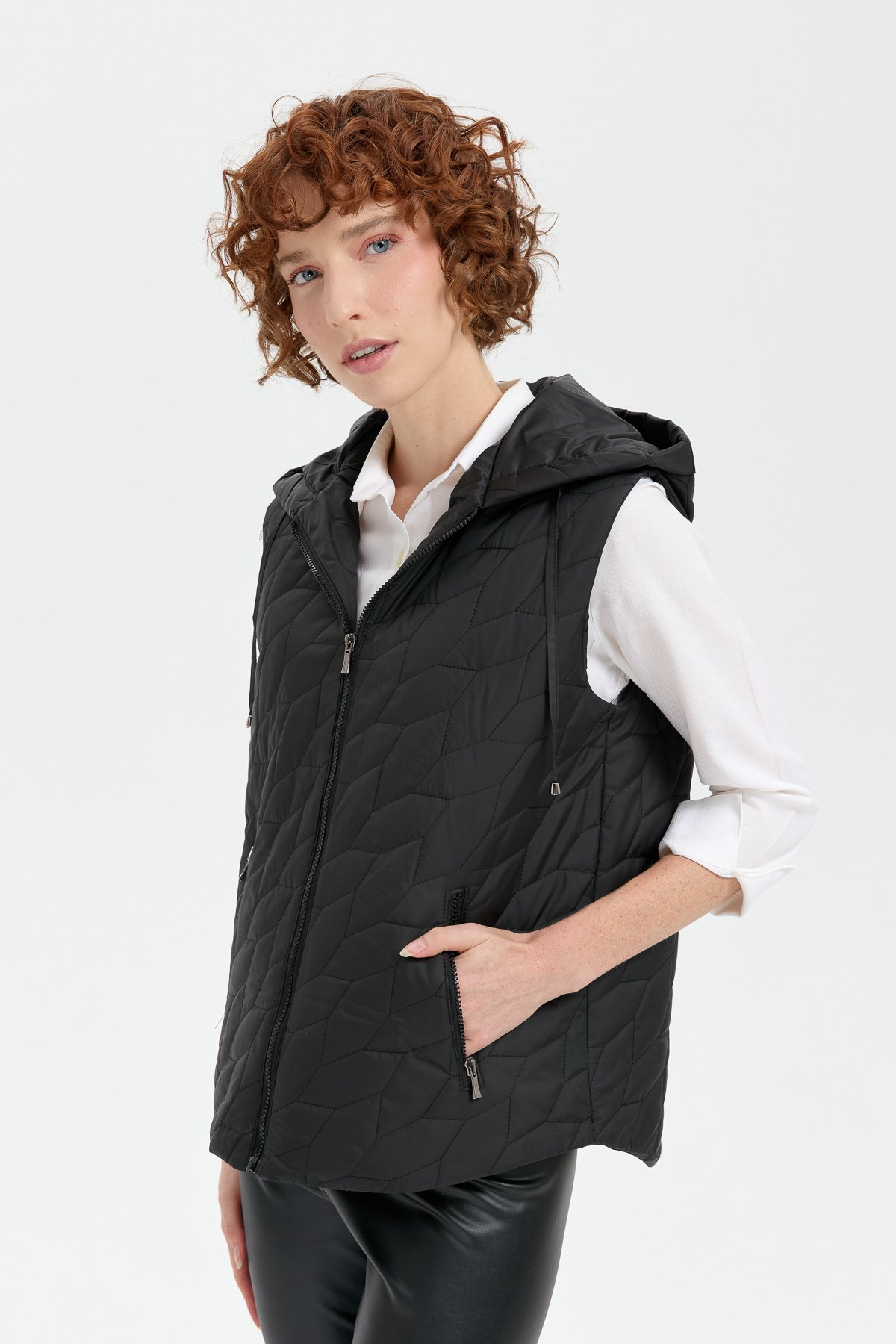 24415Kadın Kapüşonlu Yaprak Desenli Kısa Kapitone Yelek Siyah