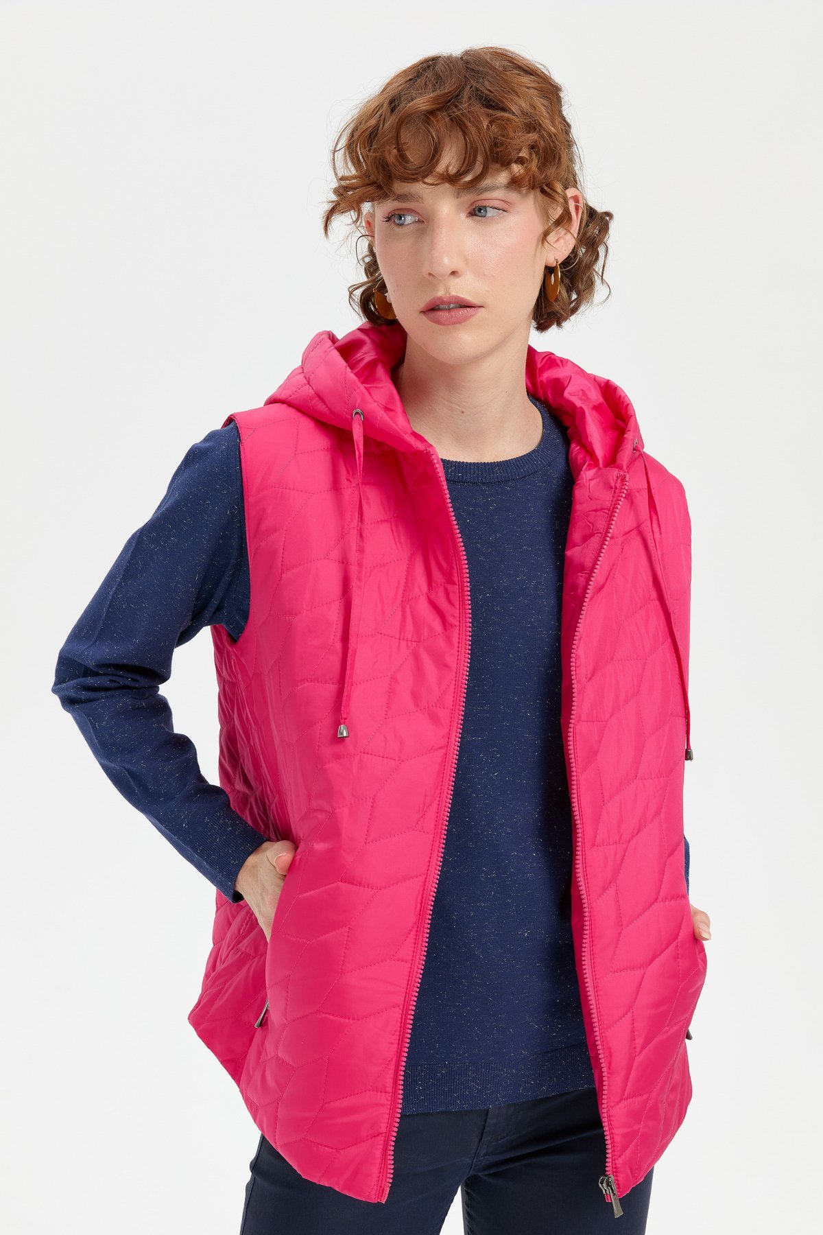 24415Kadın Kapüşonlu Yaprak Desenli Kısa Kapitone Yelek Fuşya