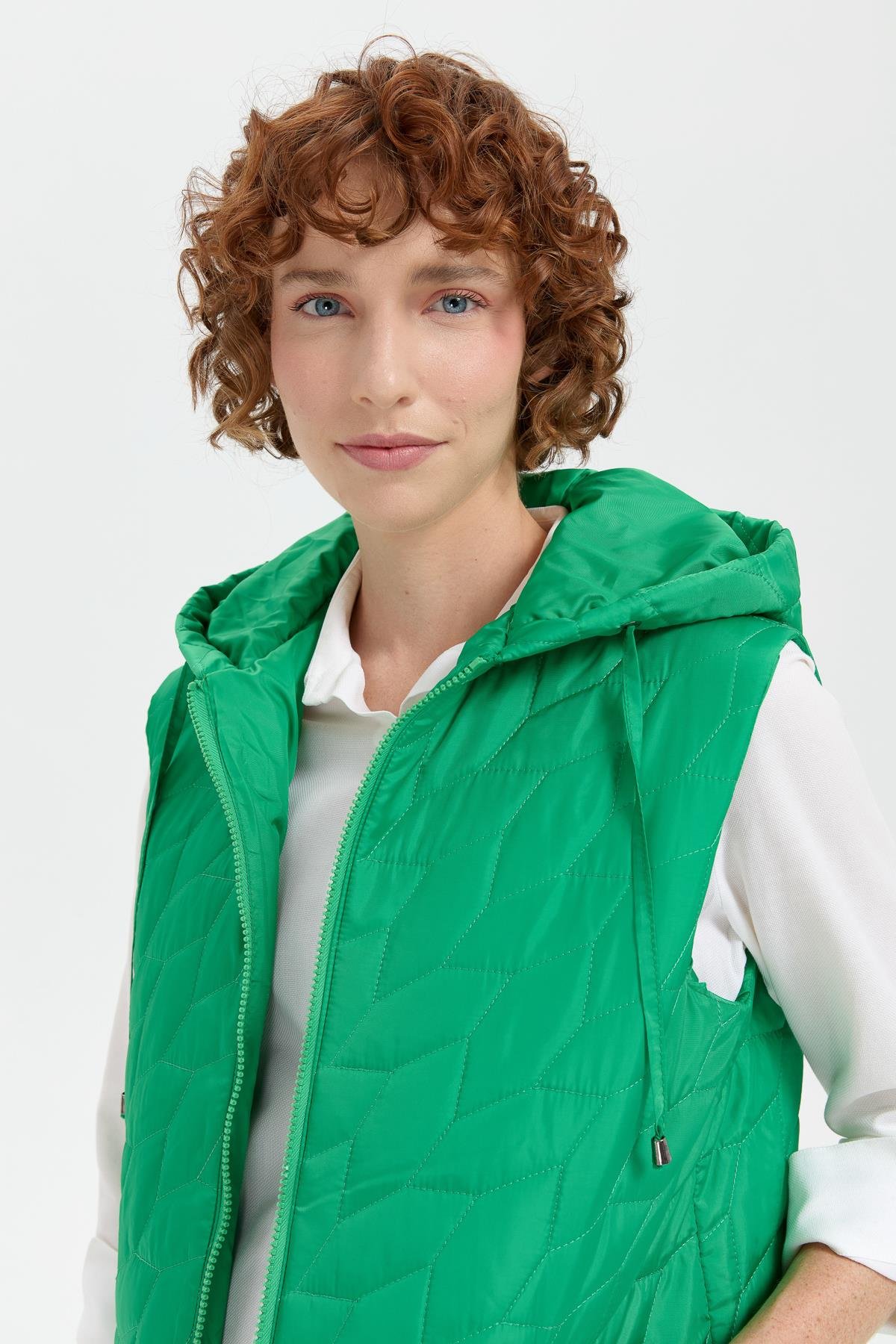 24415Kadın Kapüşonlu Yaprak Desenli Kısa Kapitone Yelek Yeşil