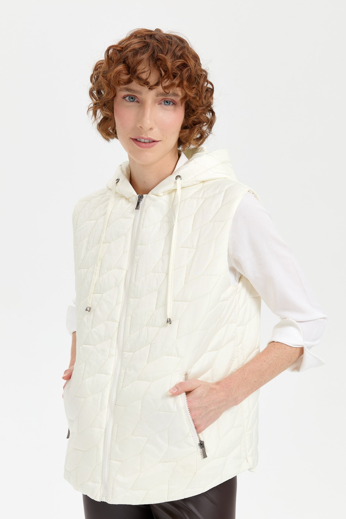 24415Kadın Kapüşonlu Yaprak Desenli Kısa Kapitone Yelek Taş