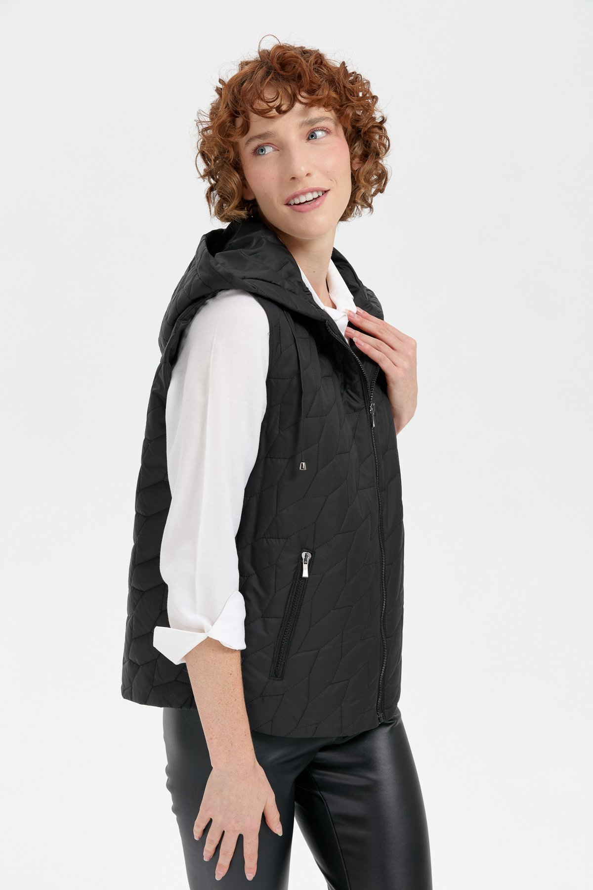 24415Kadın Kapüşonlu Yaprak Desenli Kısa Kapitone Yelek Siyah