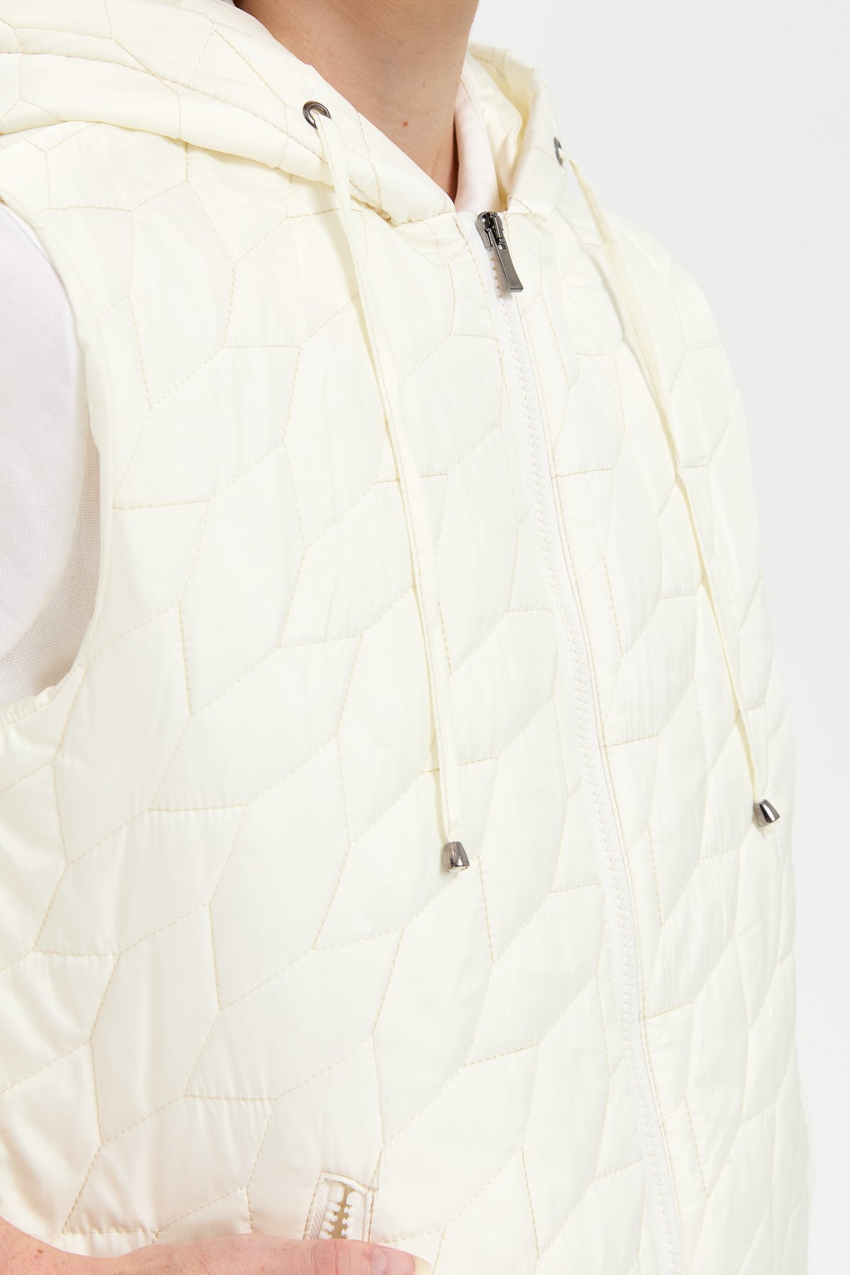 24415Kadın Kapüşonlu Yaprak Desenli Kısa Kapitone Yelek Taş