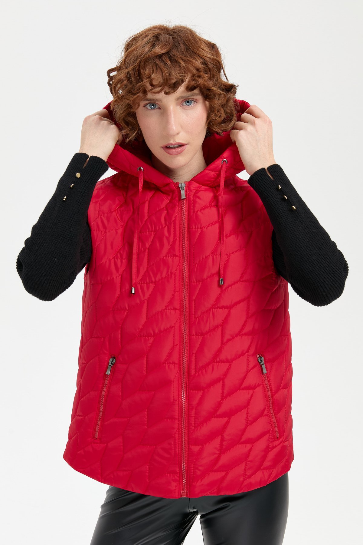 24415Kadın Kapüşonlu Yaprak Desenli Kısa Kapitone Yelek Kırmızı