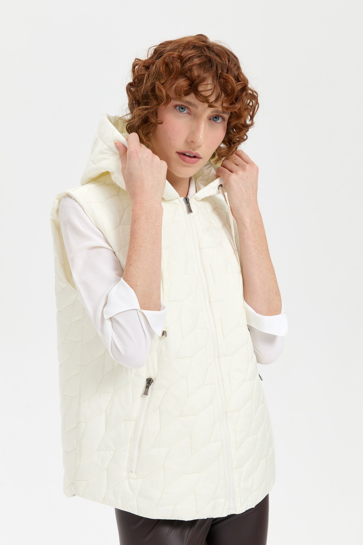 24415Kadın Kapüşonlu Yaprak Desenli Kısa Kapitone Yelek Taş