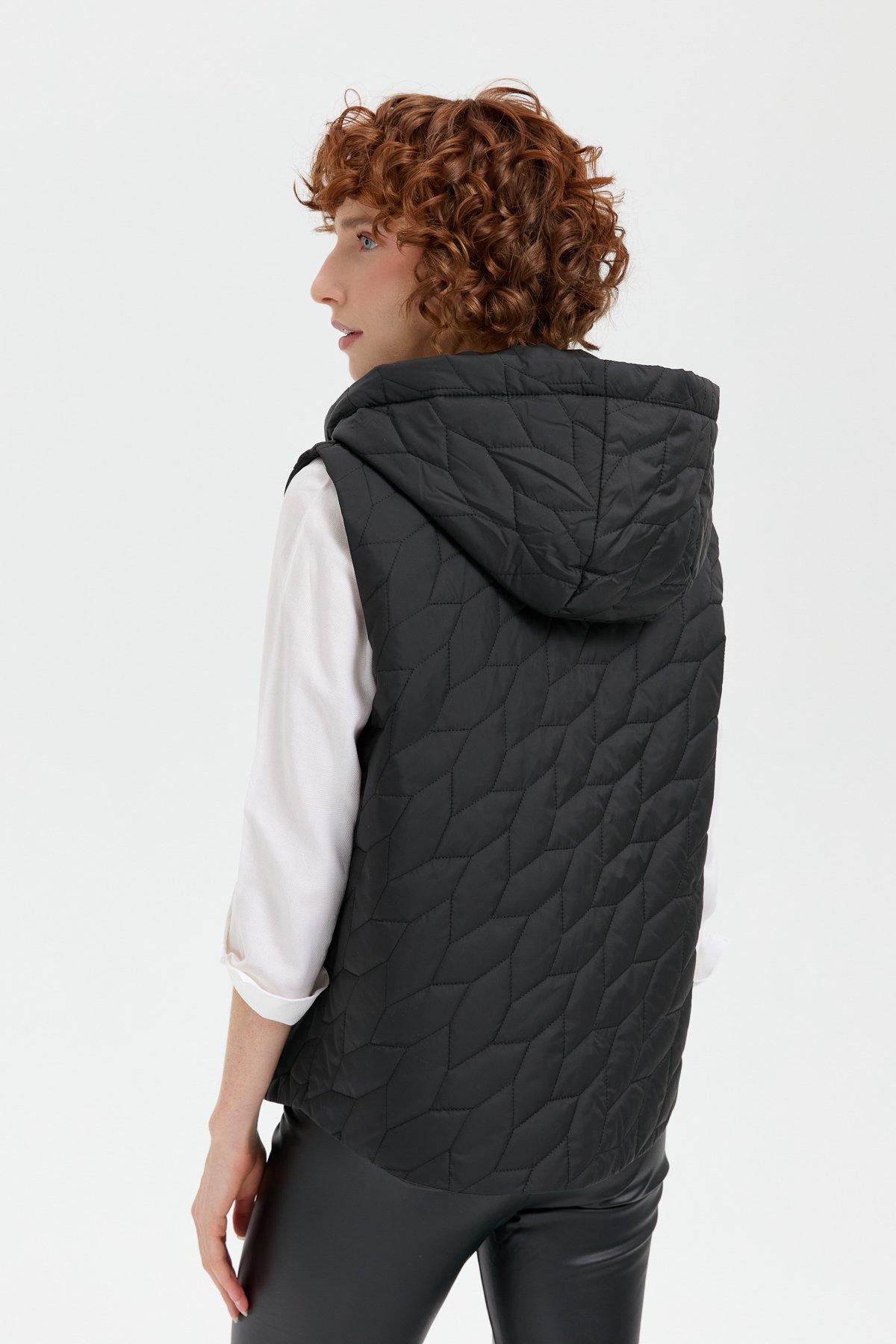 24415Kadın Kapüşonlu Yaprak Desenli Kısa Kapitone Yelek Siyah