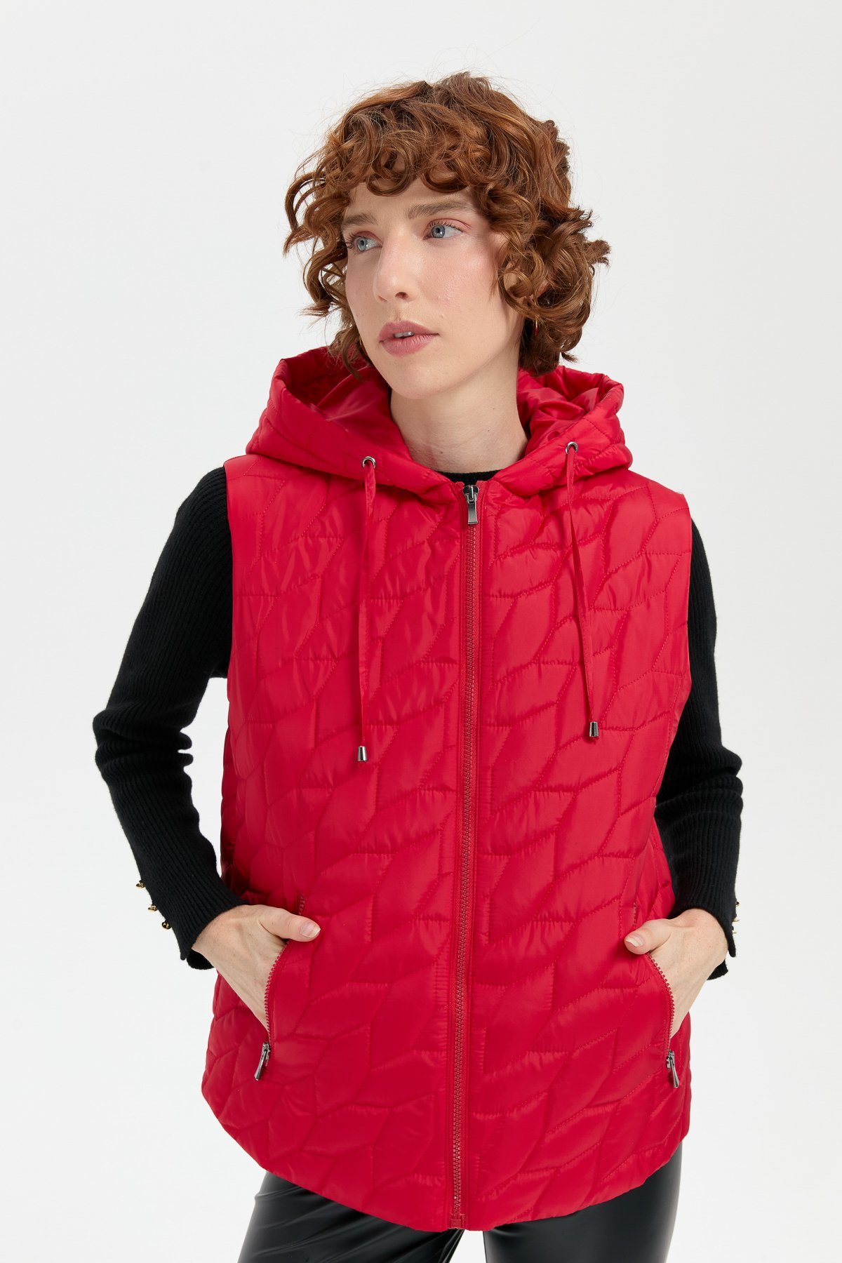 24415Kadın Kapüşonlu Yaprak Desenli Kısa Kapitone Yelek Kırmızı