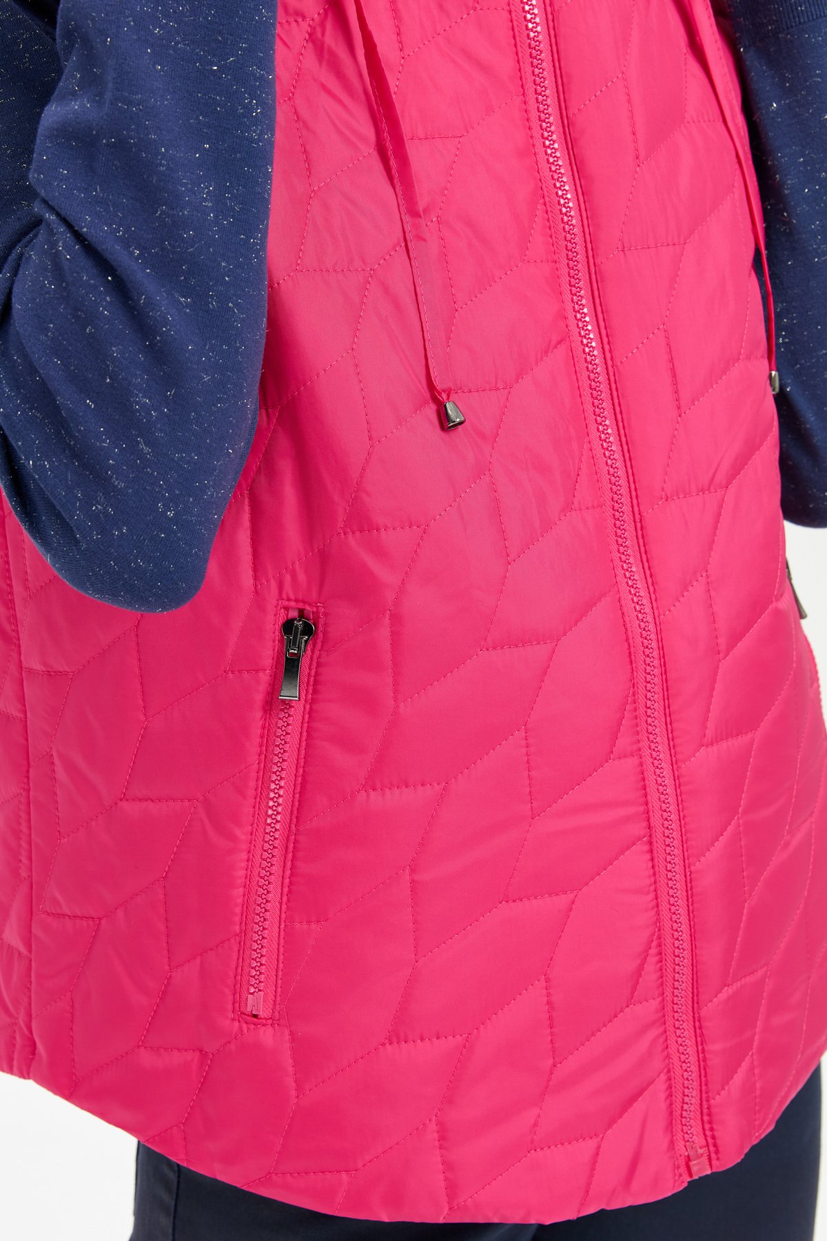 24415Kadın Kapüşonlu Yaprak Desenli Kısa Kapitone Yelek Fuşya