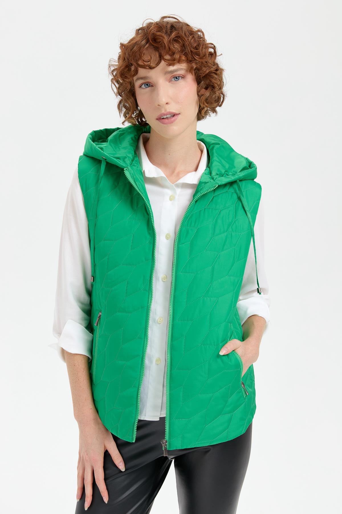 24415Kadın Kapüşonlu Yaprak Desenli Kısa Kapitone Yelek Yeşil