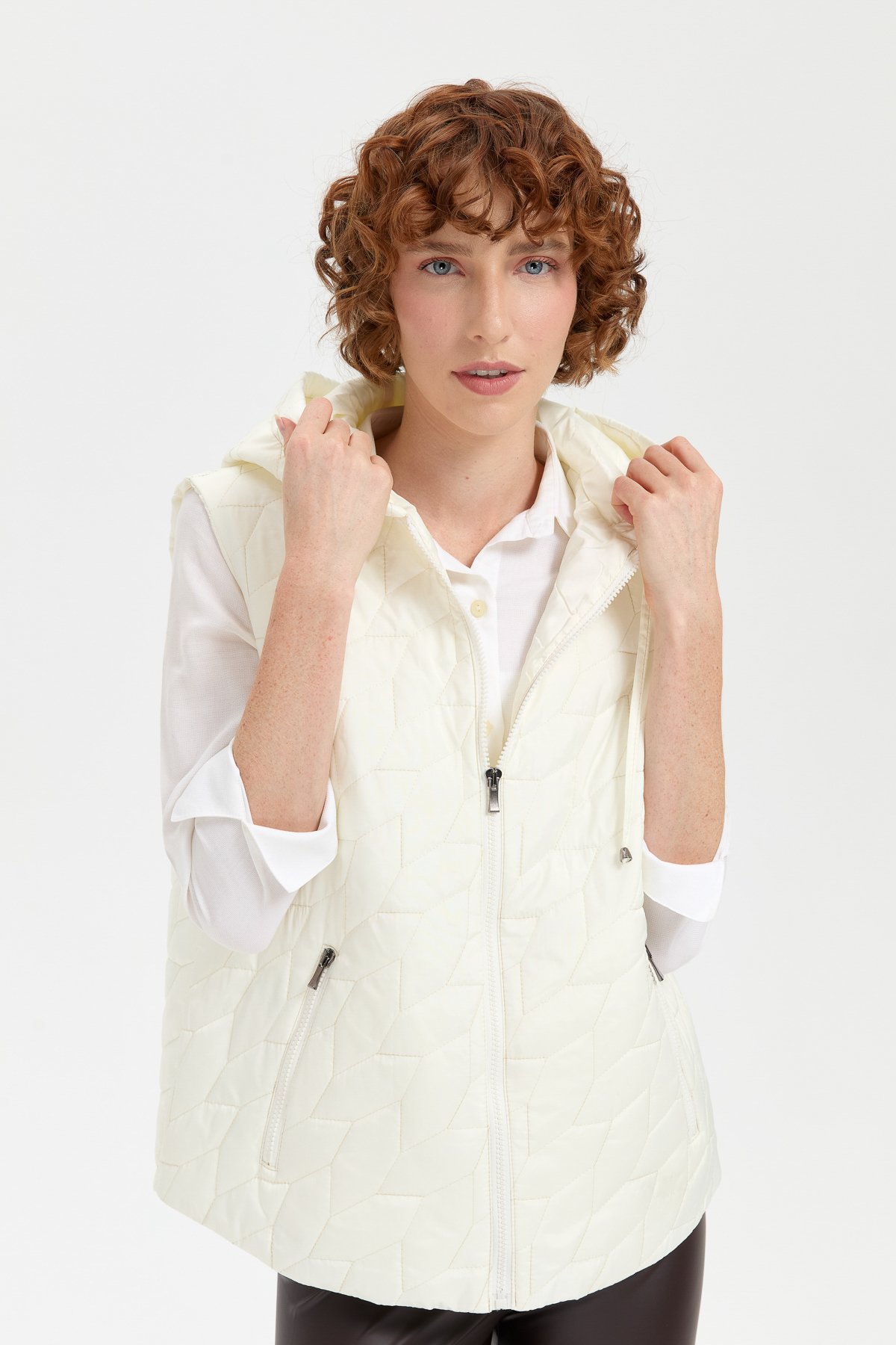 24415Kadın Kapüşonlu Yaprak Desenli Kısa Kapitone Yelek Taş