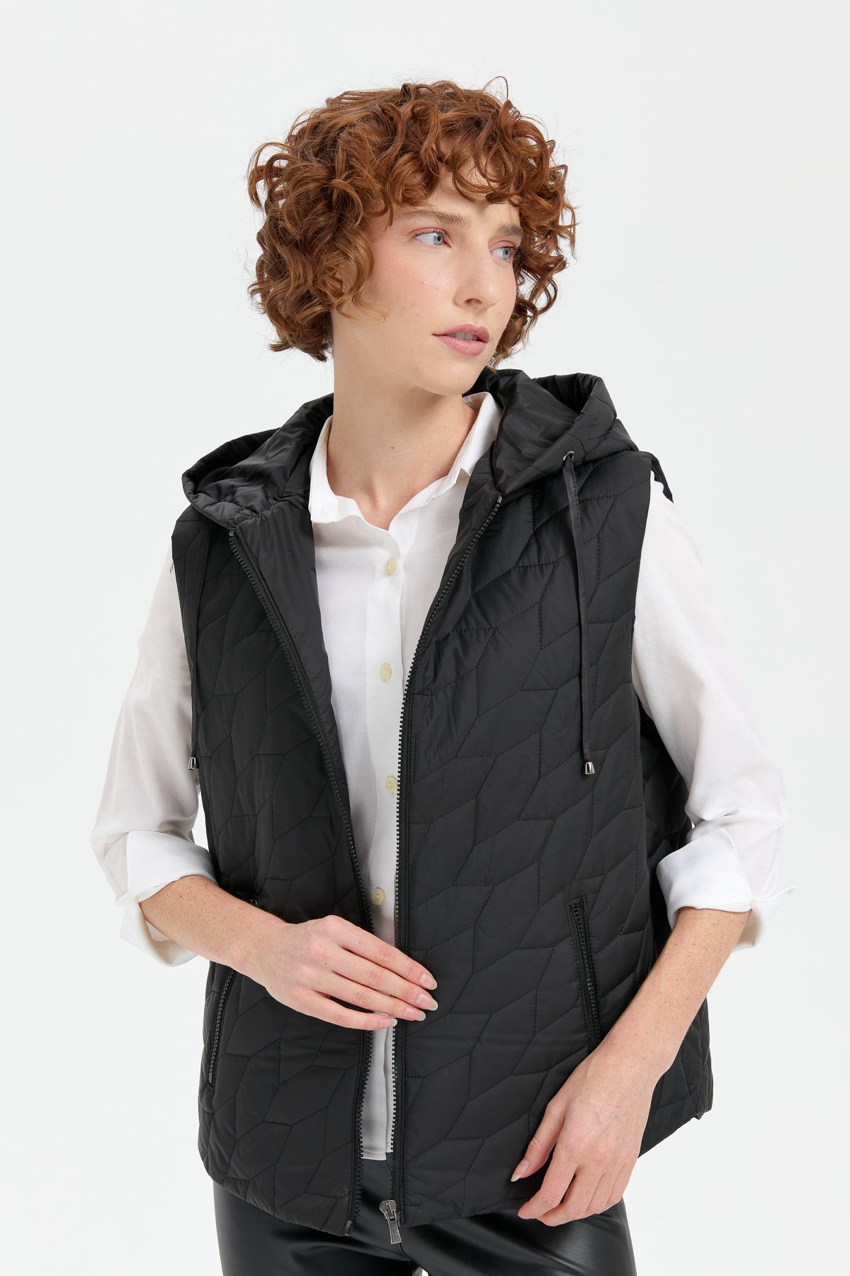 24415Kadın Kapüşonlu Yaprak Desenli Kısa Kapitone Yelek Siyah