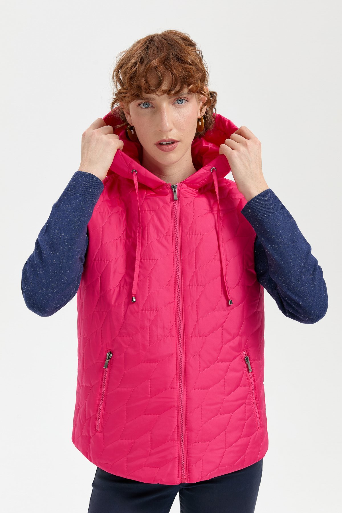 24415Kadın Kapüşonlu Yaprak Desenli Kısa Kapitone Yelek Fuşya