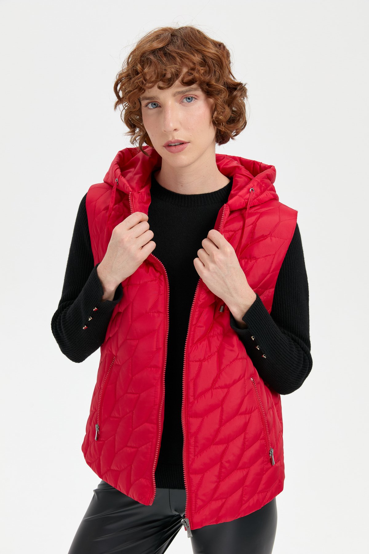 24415Kadın Kapüşonlu Yaprak Desenli Kısa Kapitone Yelek Kırmızı