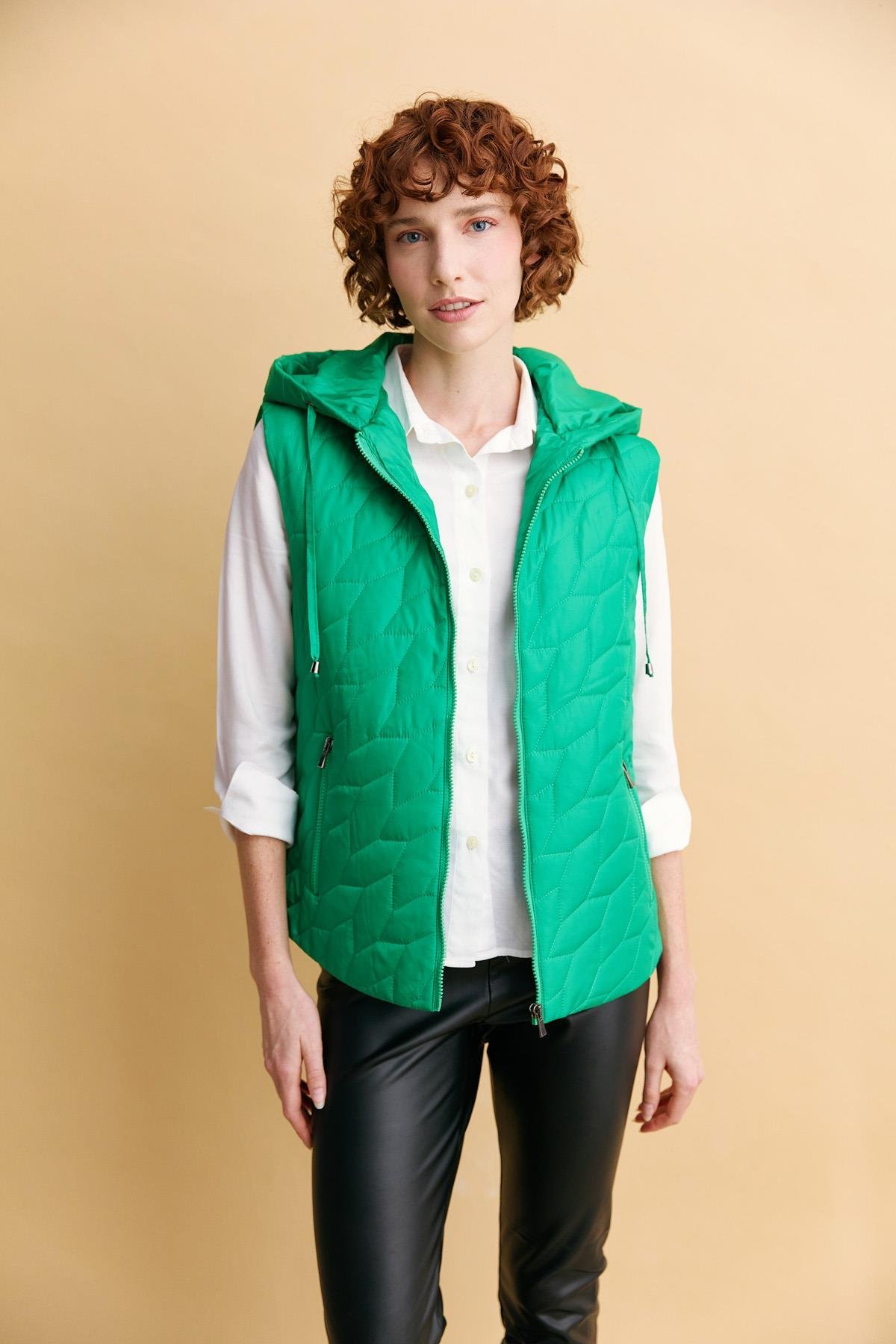 24415Kadın Kapüşonlu Yaprak Desenli Kısa Kapitone Yelek Yeşil