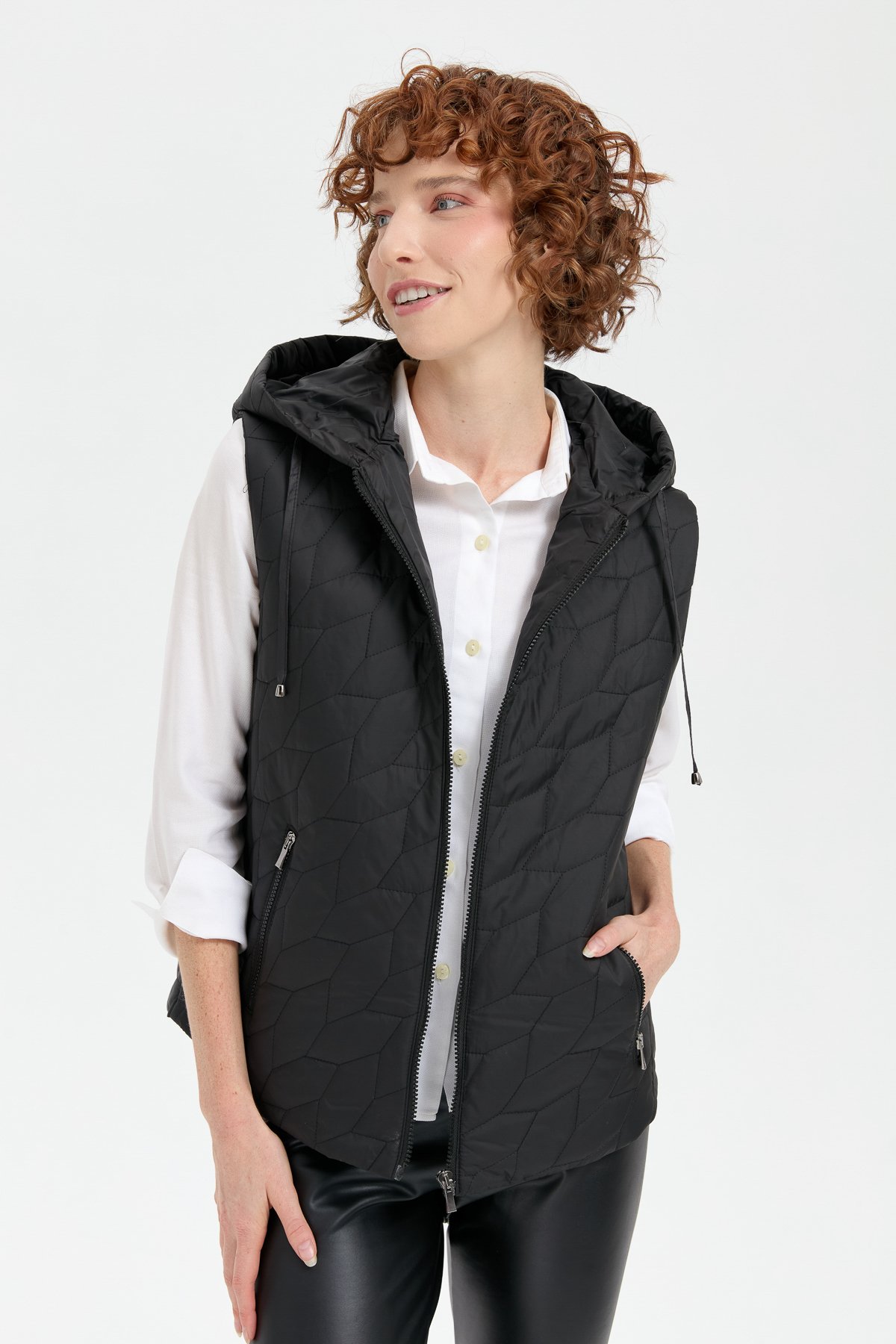 24415Kadın Kapüşonlu Yaprak Desenli Kısa Kapitone Yelek Siyah