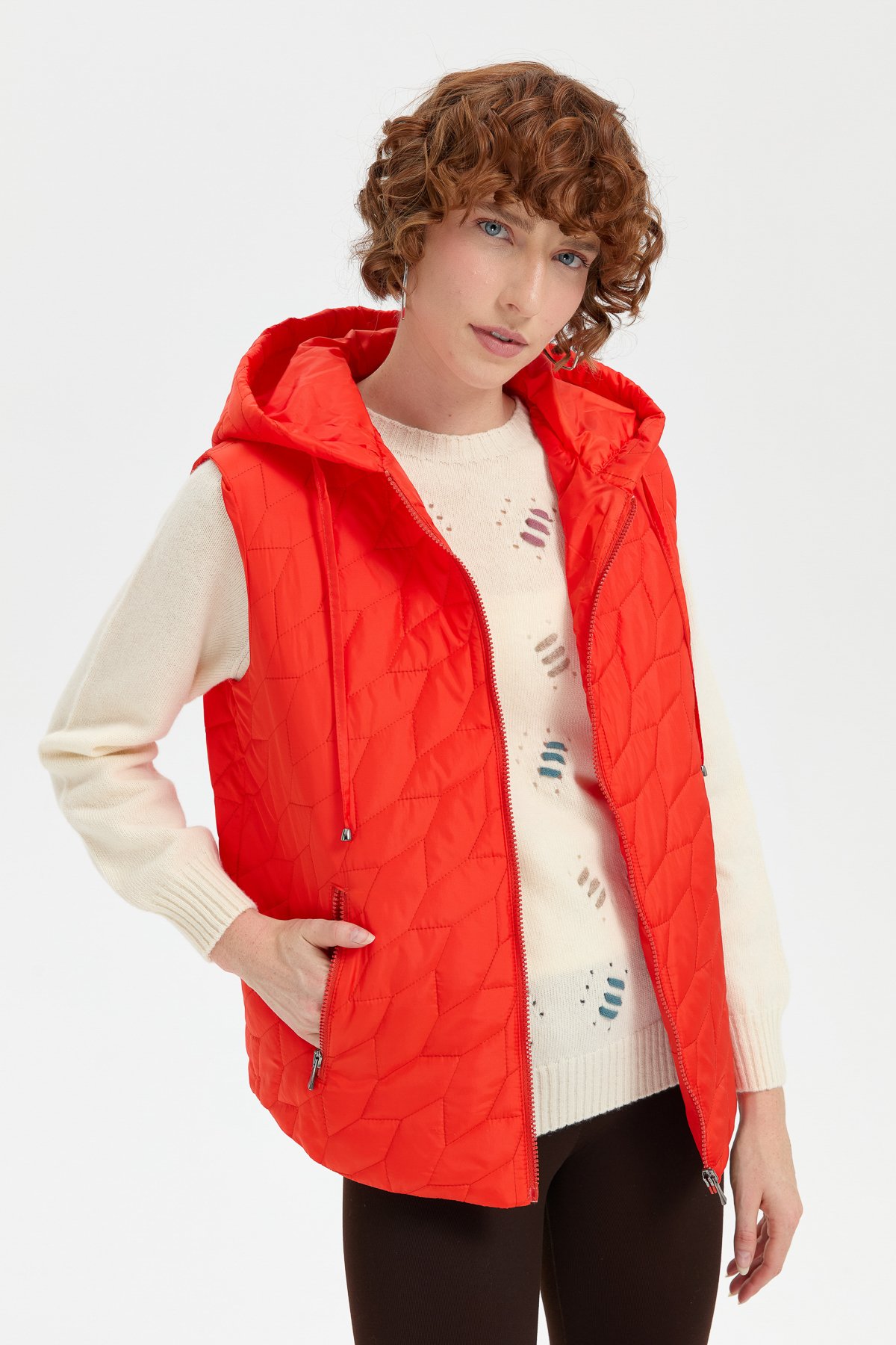 24415Kadın Kapüşonlu Yaprak Desenli Kısa Kapitone Yelek Oranj