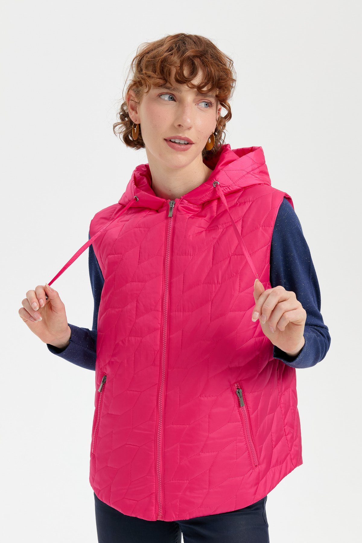 24415Kadın Kapüşonlu Yaprak Desenli Kısa Kapitone Yelek Fuşya