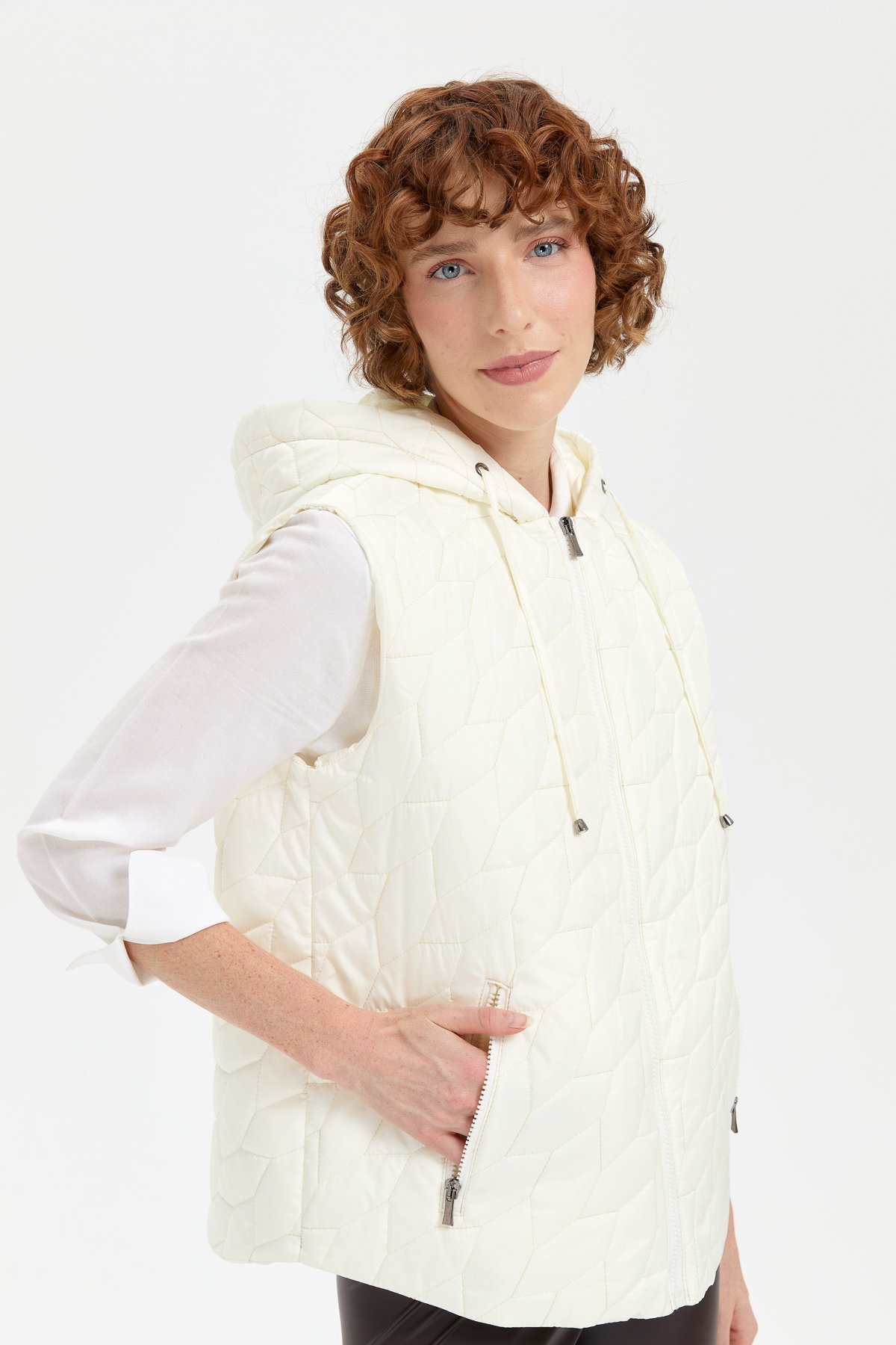 24415Kadın Kapüşonlu Yaprak Desenli Kısa Kapitone Yelek Taş