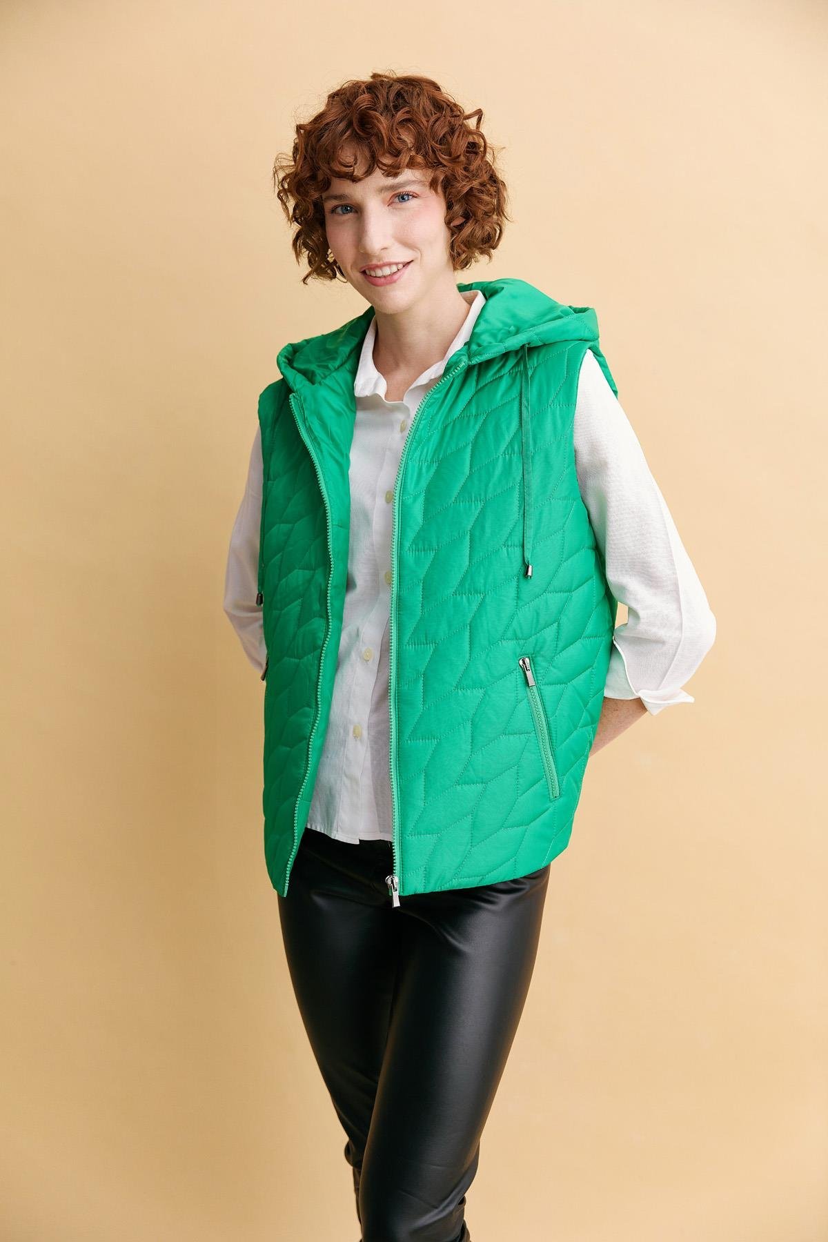 24415Kadın Kapüşonlu Yaprak Desenli Kısa Kapitone Yelek Yeşil