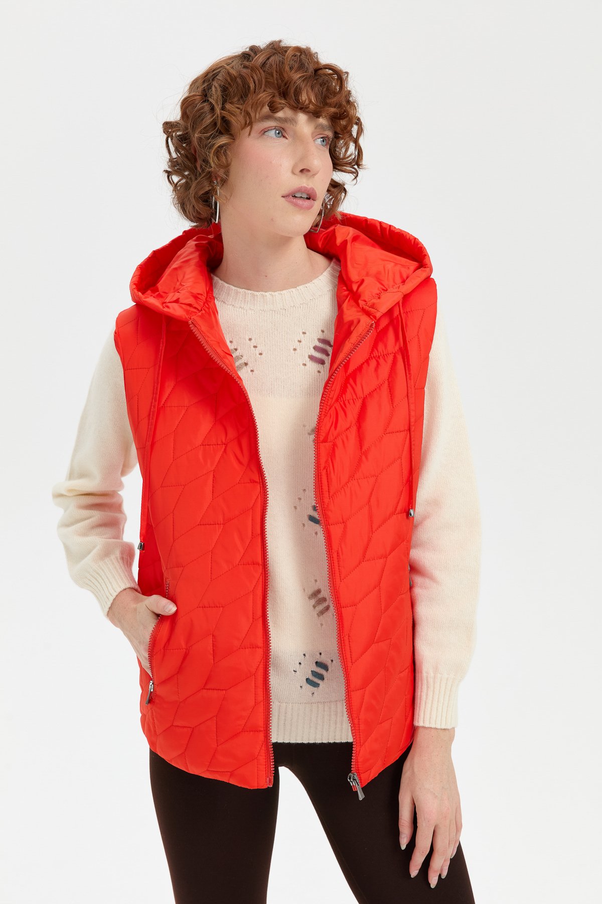 24415Kadın Kapüşonlu Yaprak Desenli Kısa Kapitone Yelek Oranj