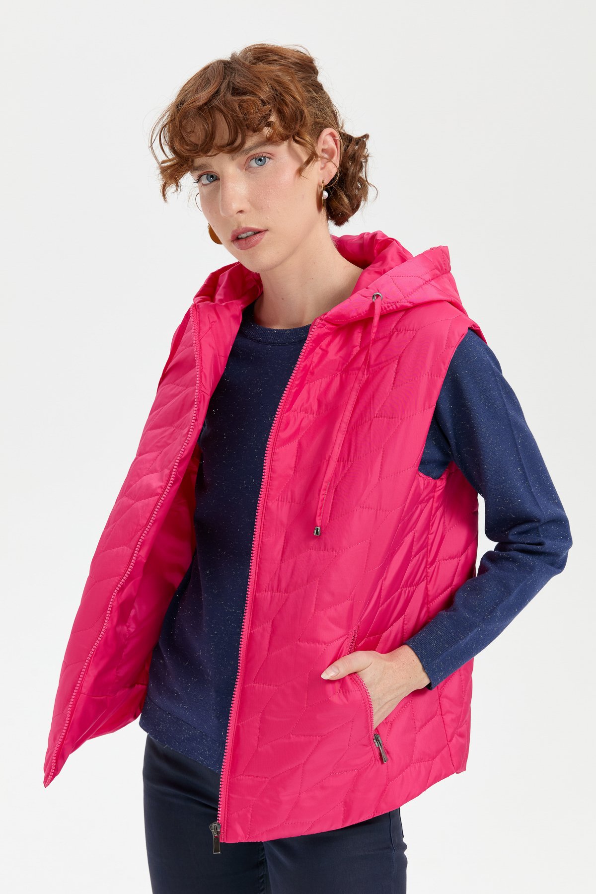 24415Kadın Kapüşonlu Yaprak Desenli Kısa Kapitone Yelek Fuşya