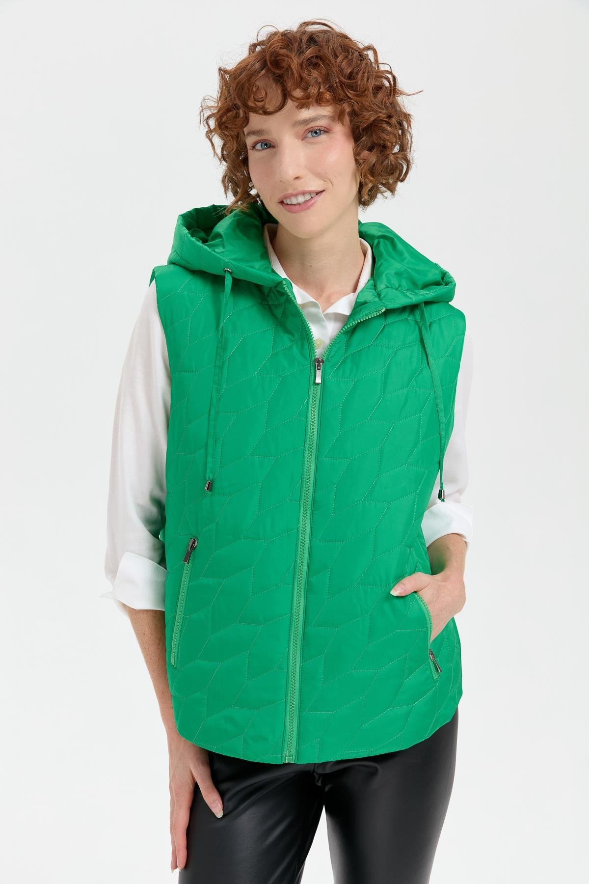 24415Kadın Kapüşonlu Yaprak Desenli Kısa Kapitone Yelek Yeşil