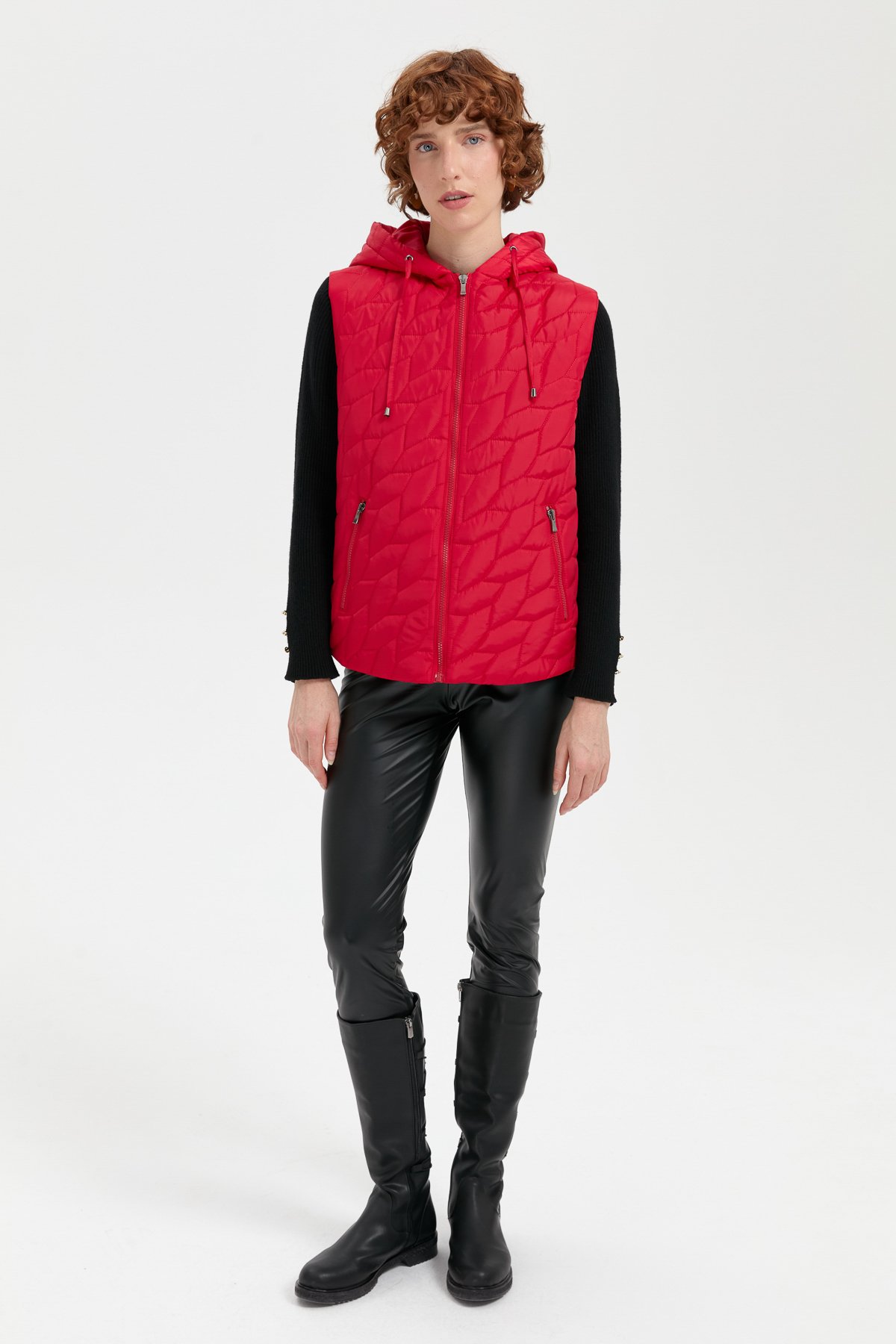 24415Kadın Kapüşonlu Yaprak Desenli Kısa Kapitone Yelek Kırmızı