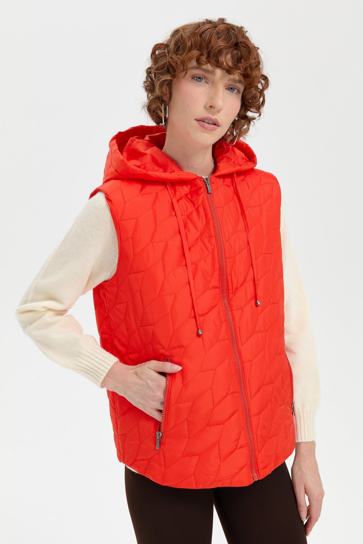 24415Kadın Kapüşonlu Yaprak Desenli Kısa Kapitone Yelek Oranj