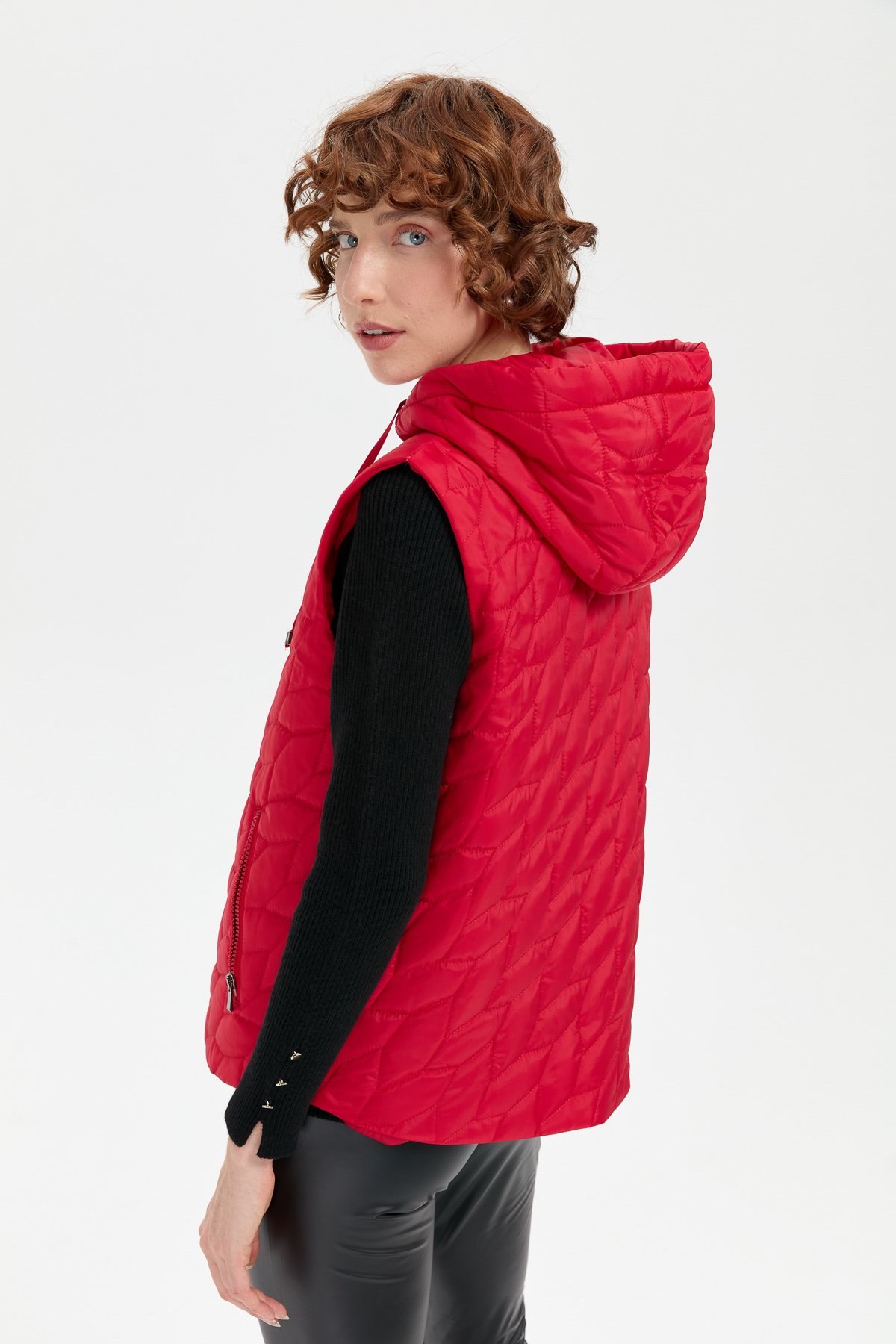 24415Kadın Kapüşonlu Yaprak Desenli Kısa Kapitone Yelek Kırmızı