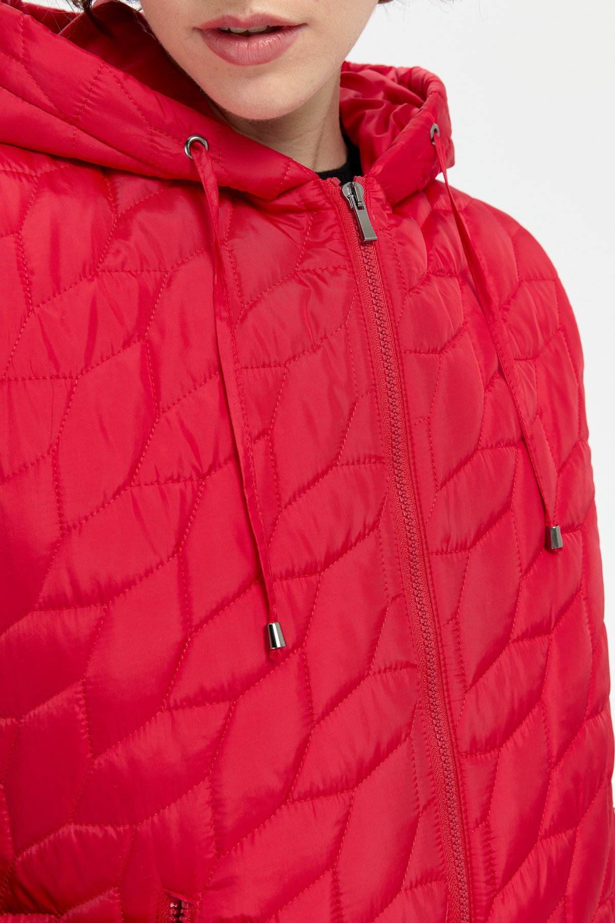 24415Kadın Kapüşonlu Yaprak Desenli Kısa Kapitone Yelek Kırmızı