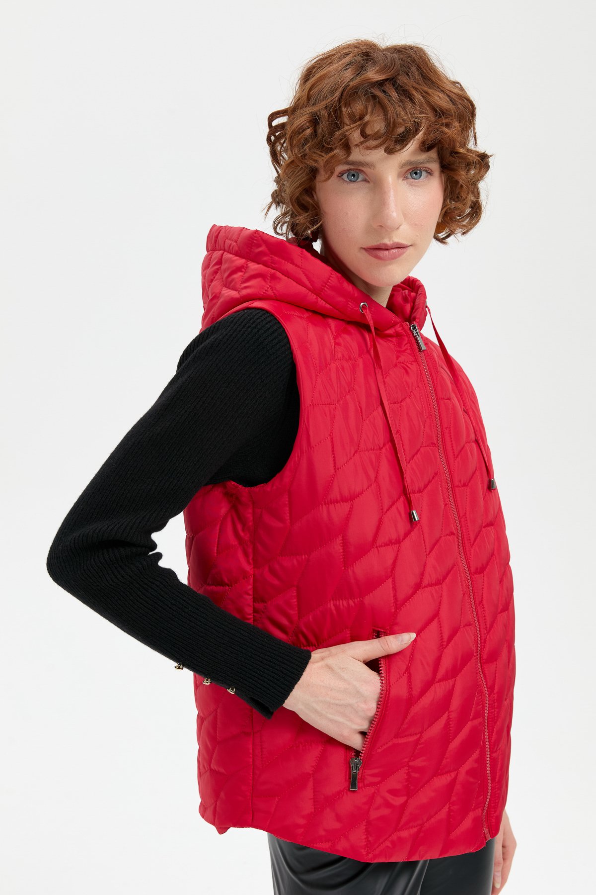 24415Kadın Kapüşonlu Yaprak Desenli Kısa Kapitone Yelek Kırmızı