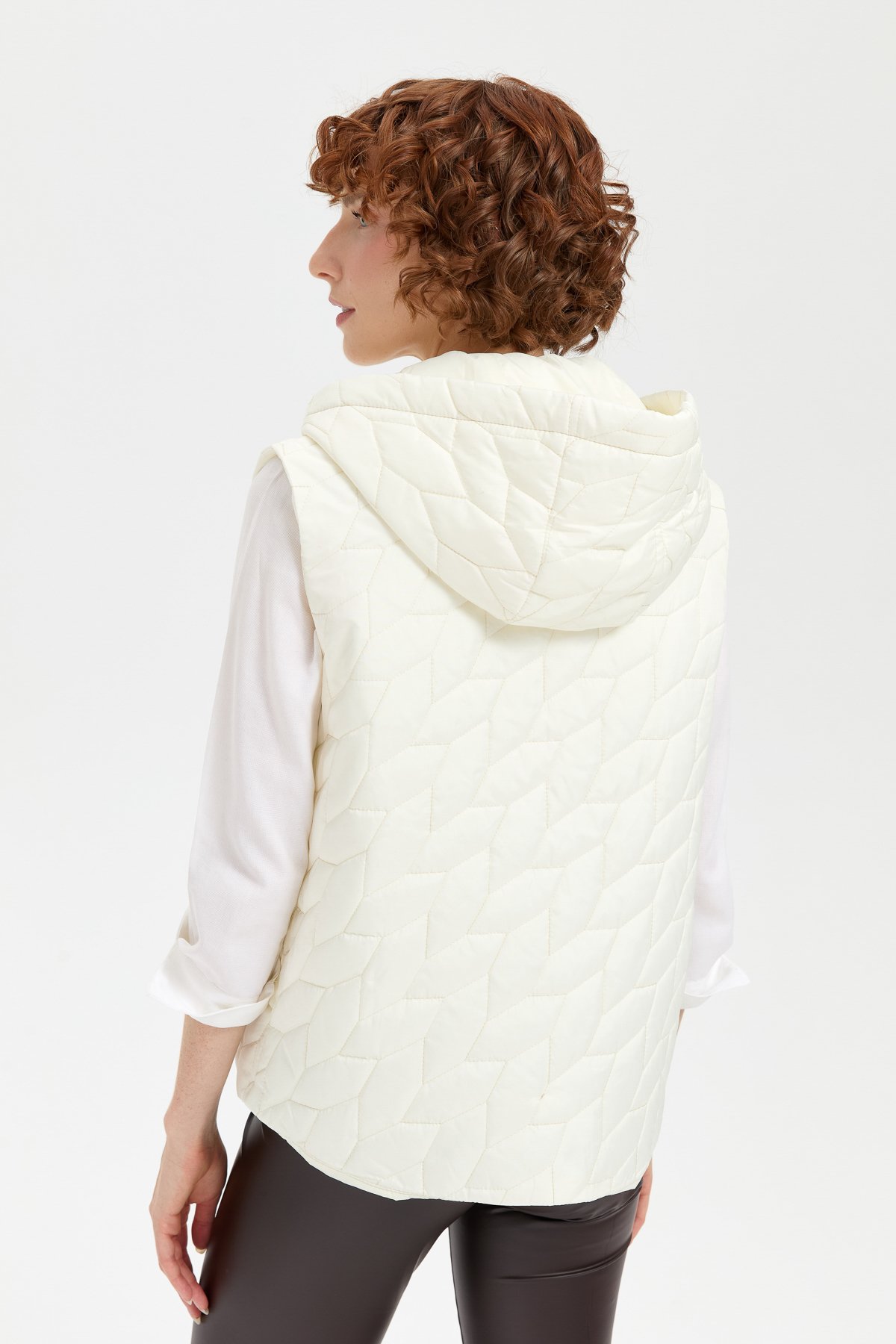 24415Kadın Kapüşonlu Yaprak Desenli Kısa Kapitone Yelek Taş