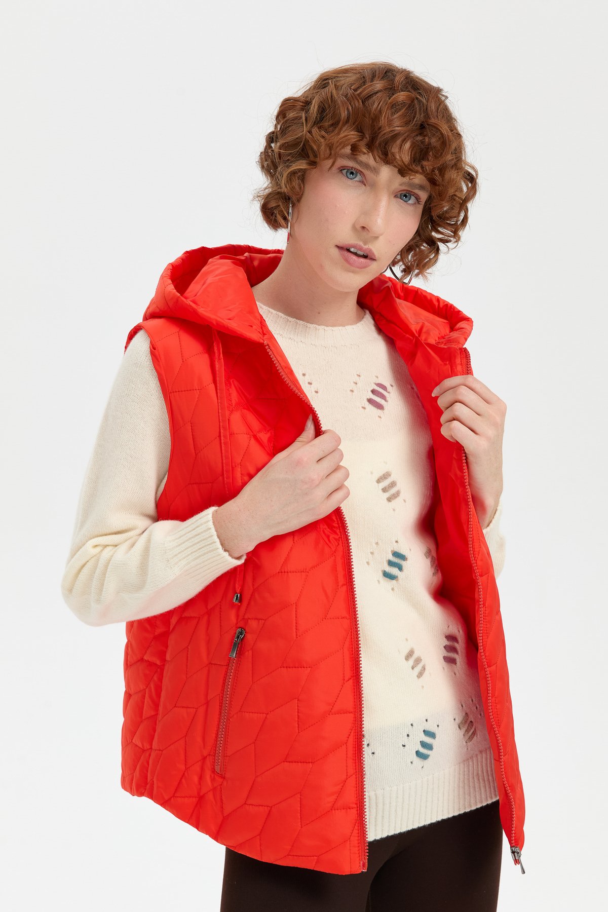 24415Kadın Kapüşonlu Yaprak Desenli Kısa Kapitone Yelek Oranj