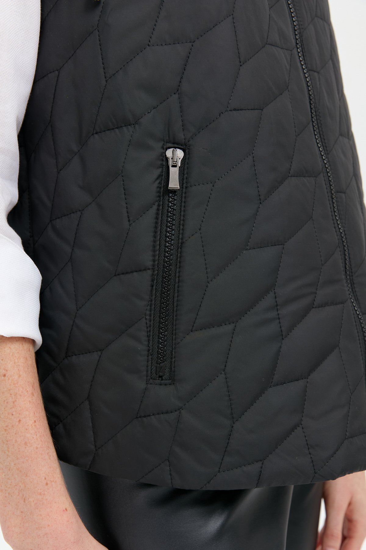 24415Kadın Kapüşonlu Yaprak Desenli Kısa Kapitone Yelek Siyah